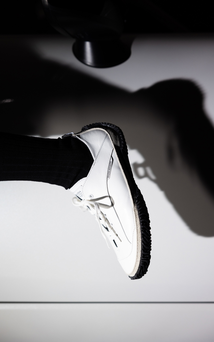 ソールのかかと部分を高く巻き上げることでアクセルとブレーキのスムーズな踏みかえをサポート