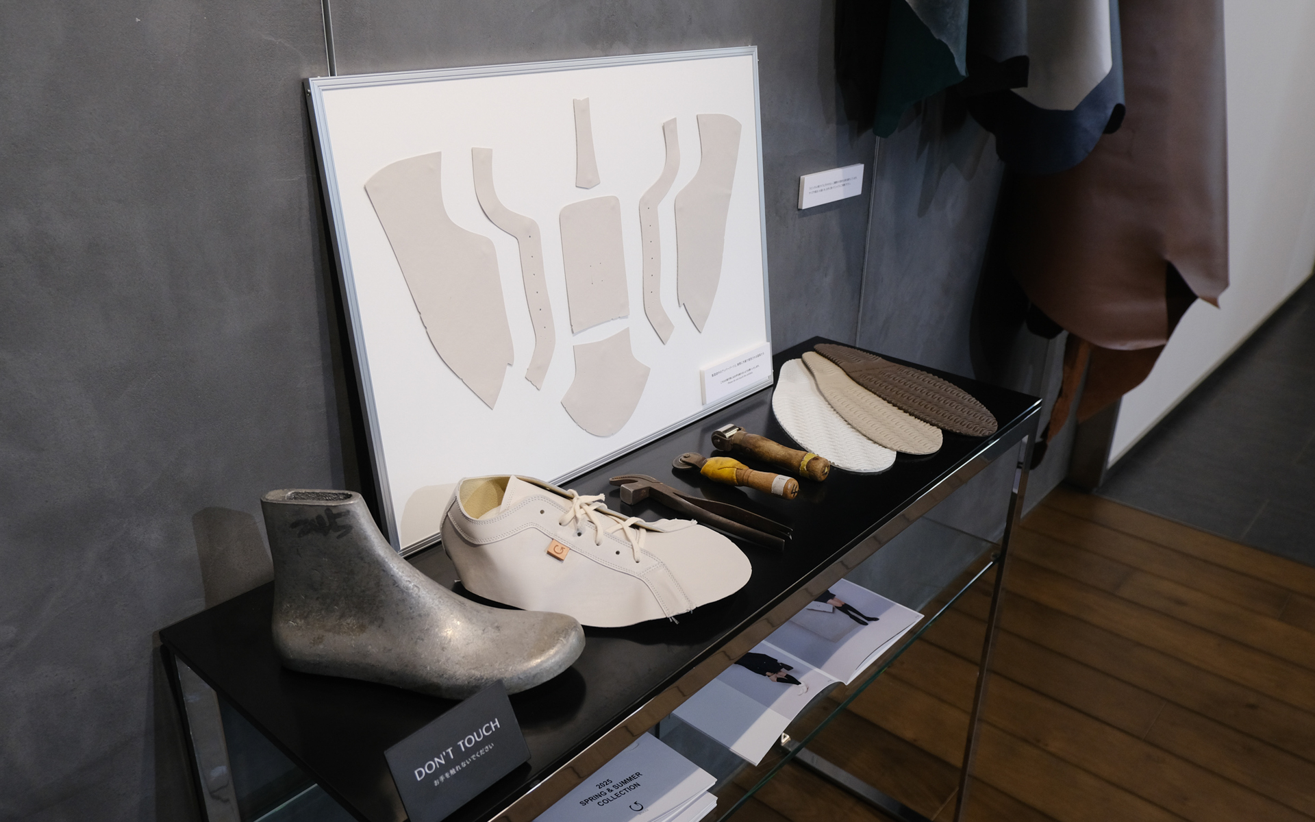 SP-MX5の現物を確認、試着できるほか、スピングルのモノ作りに対するこだわりが感じられるアイテムやパネルを展示している