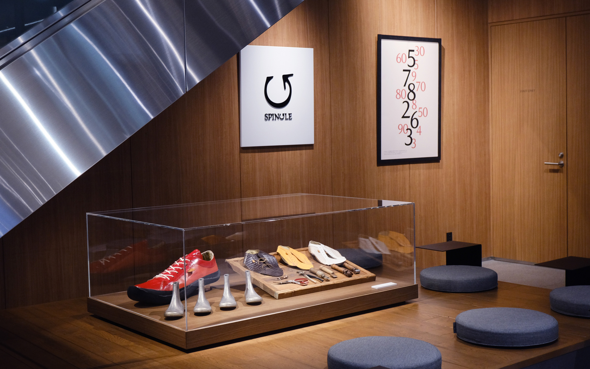 SP-MX5の現物を確認、試着できるほか、スピングルのモノ作りに対するこだわりが感じられるアイテムやパネルを展示している