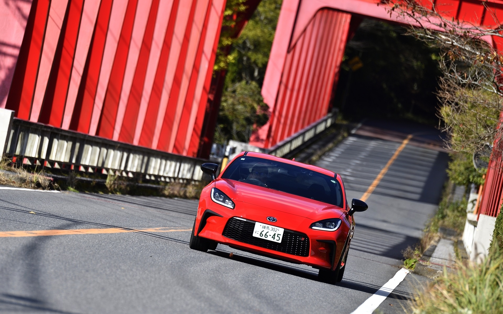 MTとATどちらもショックアブソーバーの減衰特性を改良し、スポーツカーらしいダイレクトなハンドリングレスポンスはそのままに接地感を向上させている