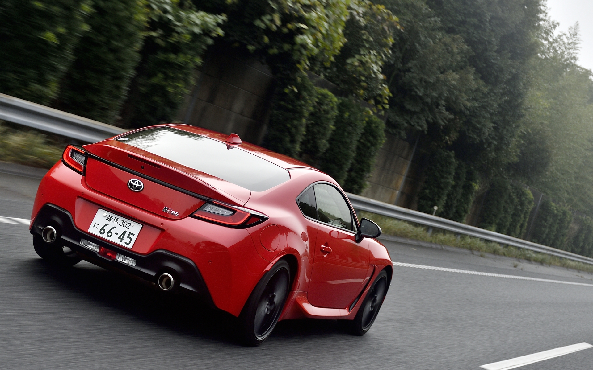 MTとATどちらもショックアブソーバーの減衰特性を改良し、スポーツカーらしいダイレクトなハンドリングレスポンスはそのままに接地感を向上させている