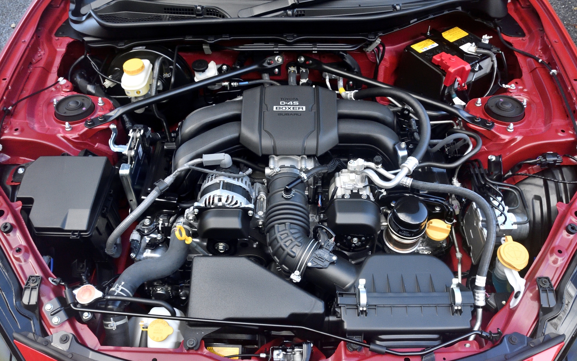 搭載する水平対向4気筒2.4リッターエンジン「FA24型」は、最高出力173kW（235PS）/7000rpm、最大トルク250Nm/3700rpm