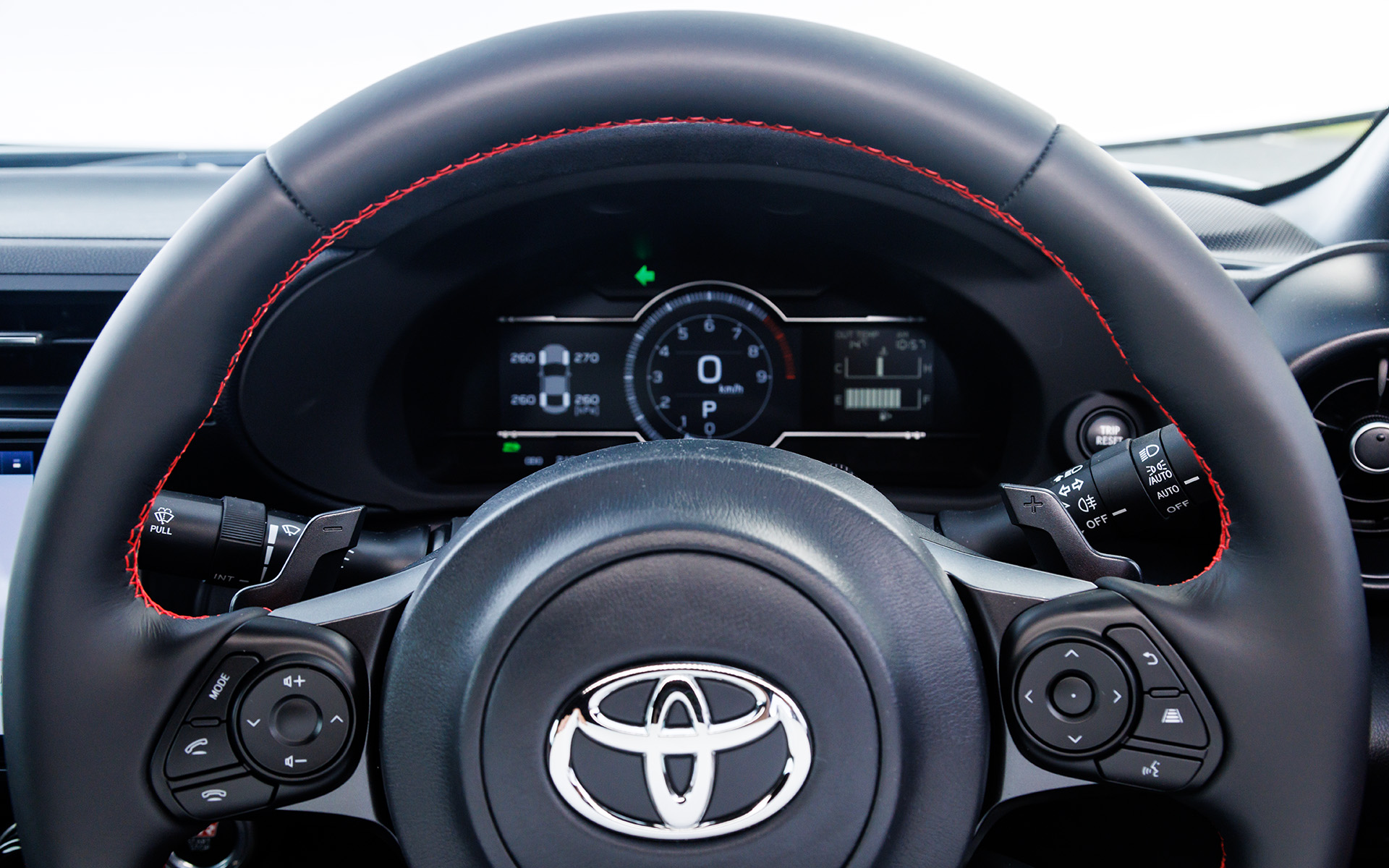 ウィンカーレバーは先に戻るタイプから、従来のステアリングを切り戻したときに戻るタイプとなった