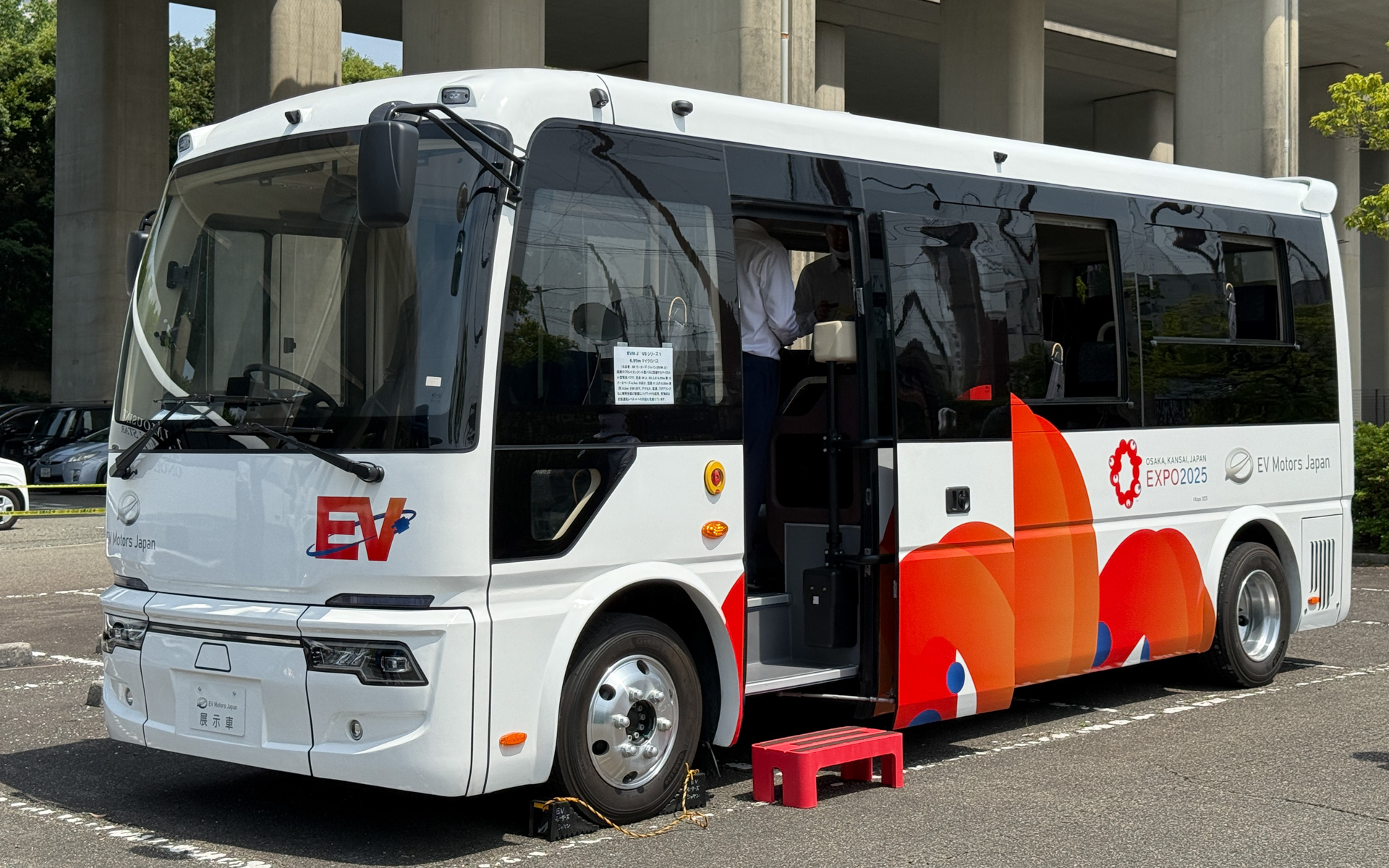 会場にはEVバスの展示が多くあった