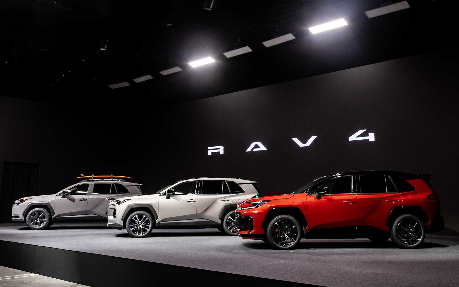 2025年度内中に発売予定の新型RAV4プロトタイプ。左からRAV4 Woodland（RAV4 ADVENTUREの北米仕様）、RAV4 CORE、RAV4 GR SPORT