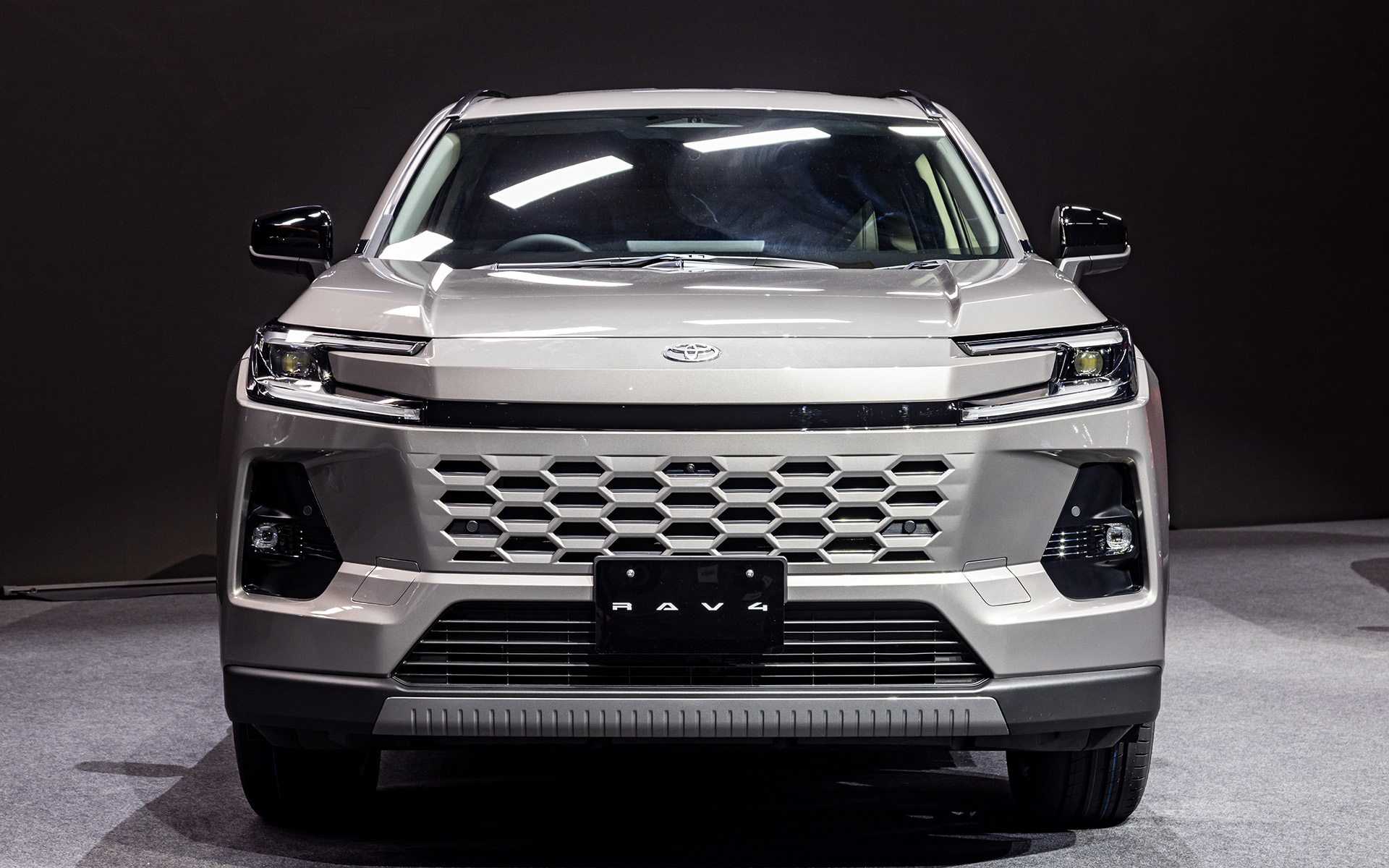 撮影車両はプロトタイプでHEVモデル