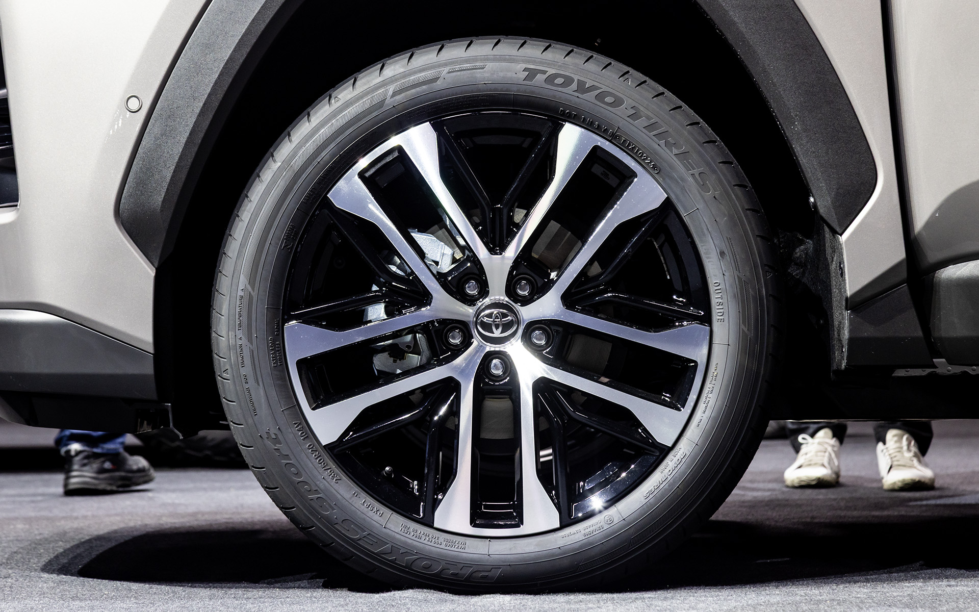 撮影車両のタイヤはトーヨータイヤ「プロクセスsport」。サイズは235/50R20