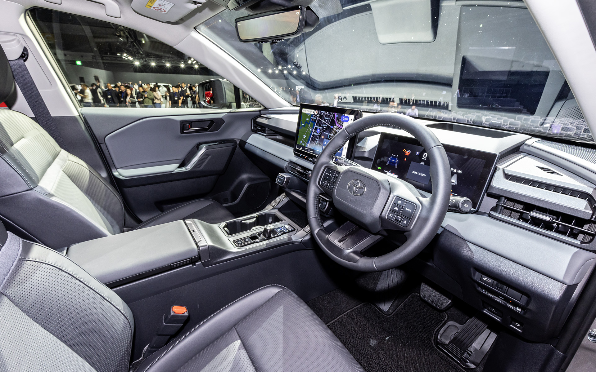 水平基調のインパネ。大きくワイドなデジタルメーターパネルとセンターディスプレイが目をひく。上面が40mm低くなったため見晴らしがいい