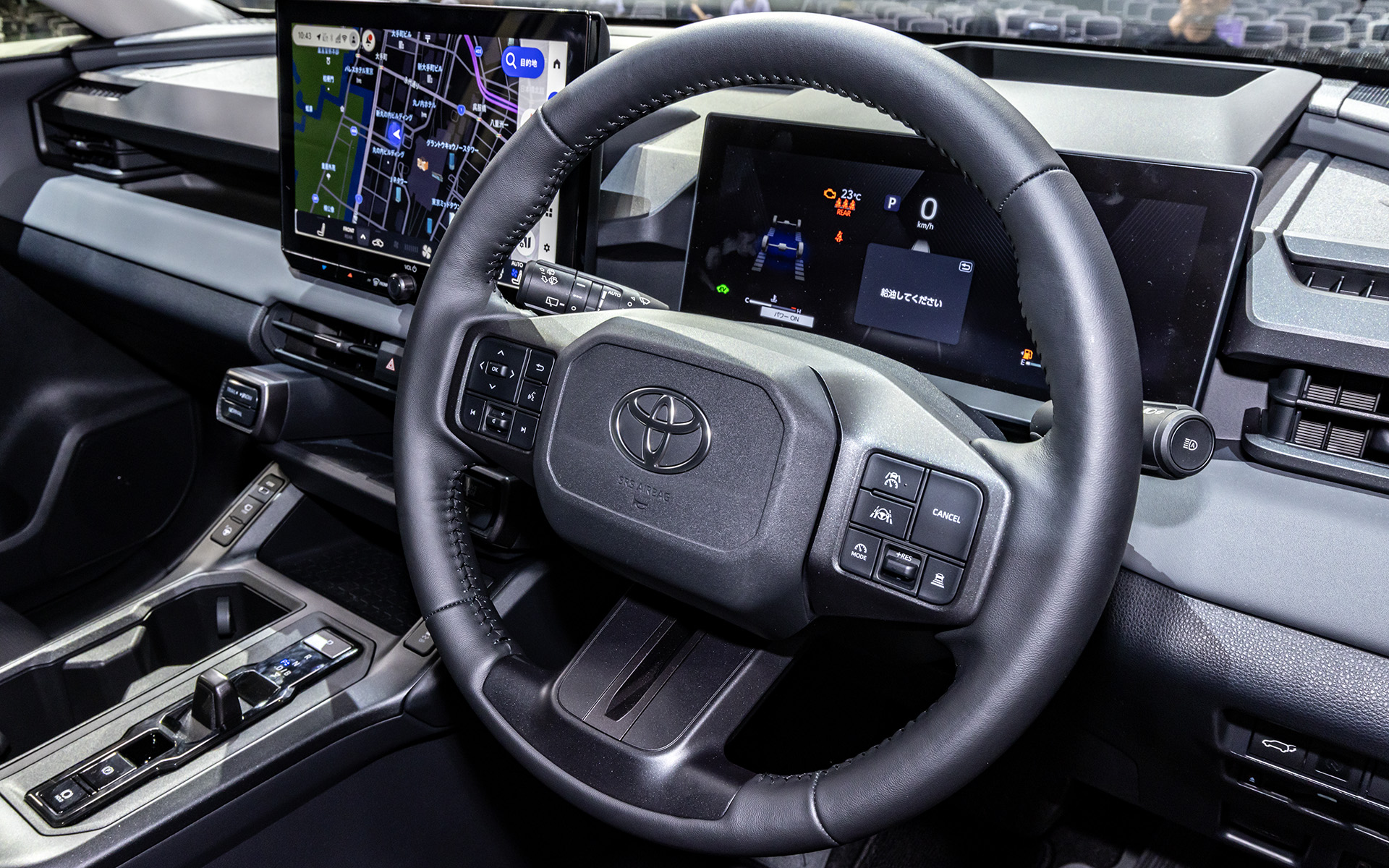 ステアリングは乗用車系モデルとは異なるデザイン。四角いホーンパッドあたりは「ランドクルーザー250」に似た印象