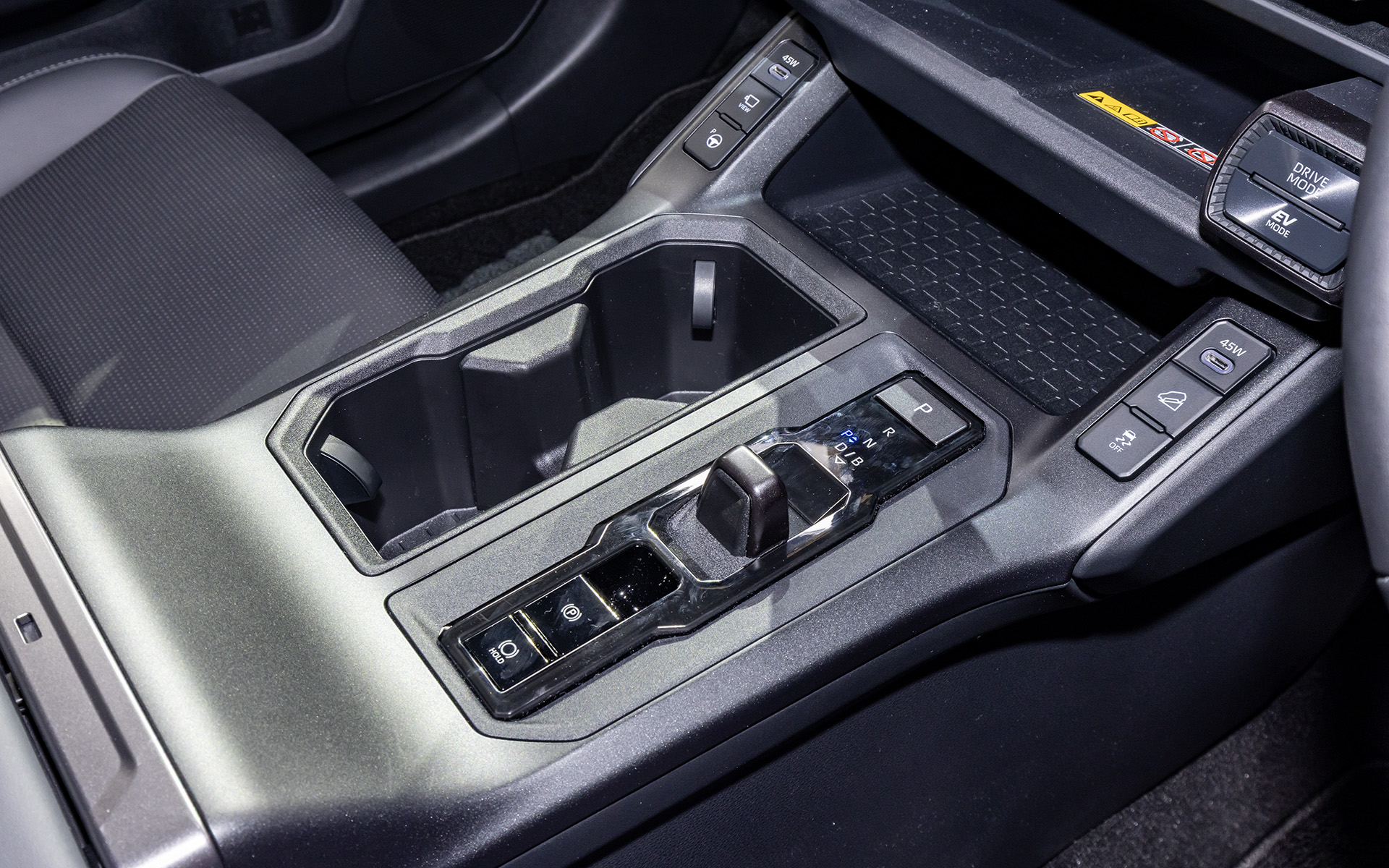 シフトバイワイヤー＆電動パーキングブレーキの採用でシンプルになった