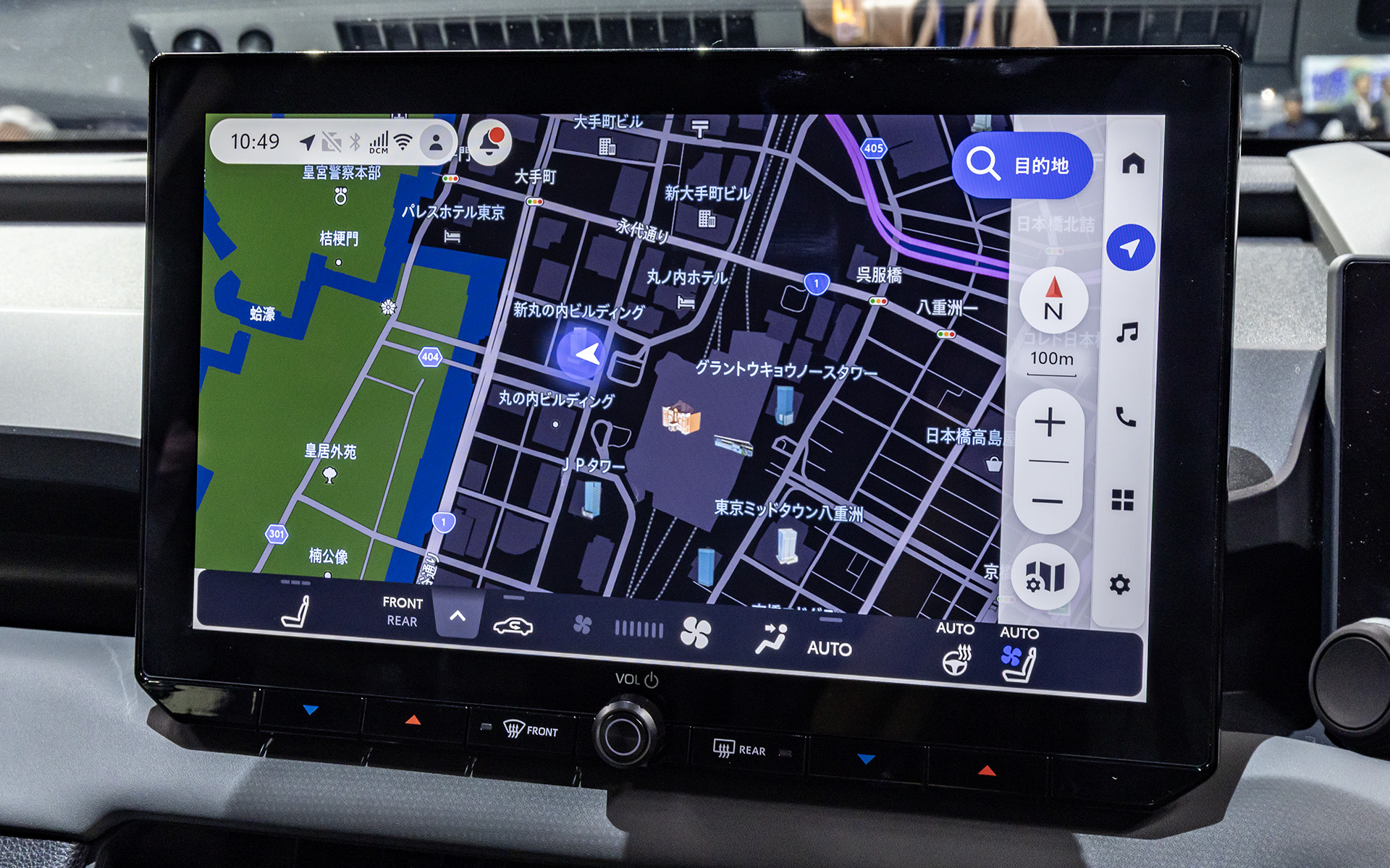 インパネ中央に大型のディスプレイを配置。詳細は不明ながら「新世代マルチメディアをトヨタ初採用」と紹介されており音声認識にも対応