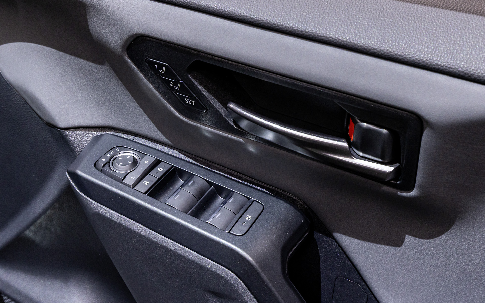 ドアにはパワーウィンドウスイッチなど