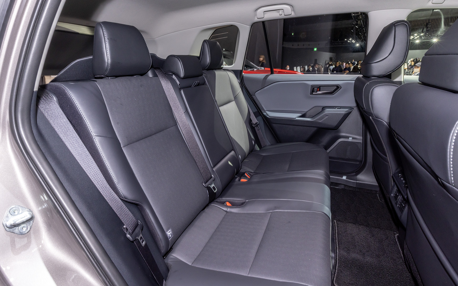 リアシート。中央には収納式のアームレストが備わる