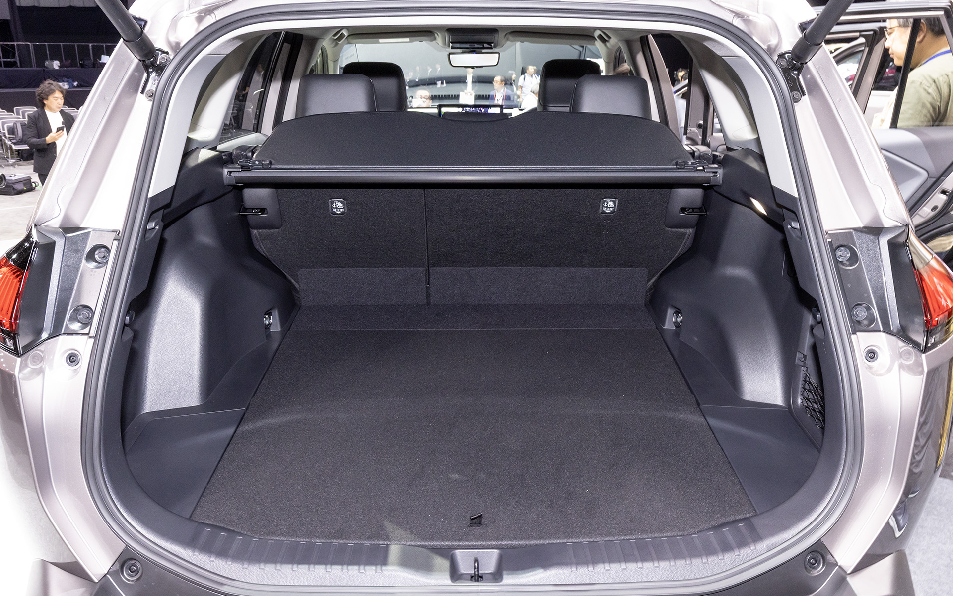 フラットなラゲッジスペース。開口部との段差が従来モデルより抑えられている