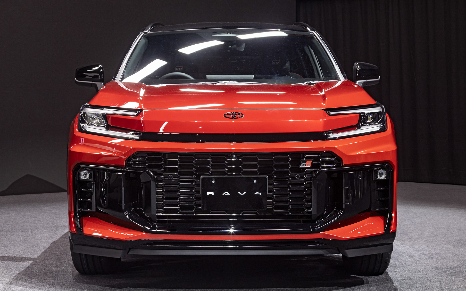 撮影車両はプロトタイプでPHEVモデル