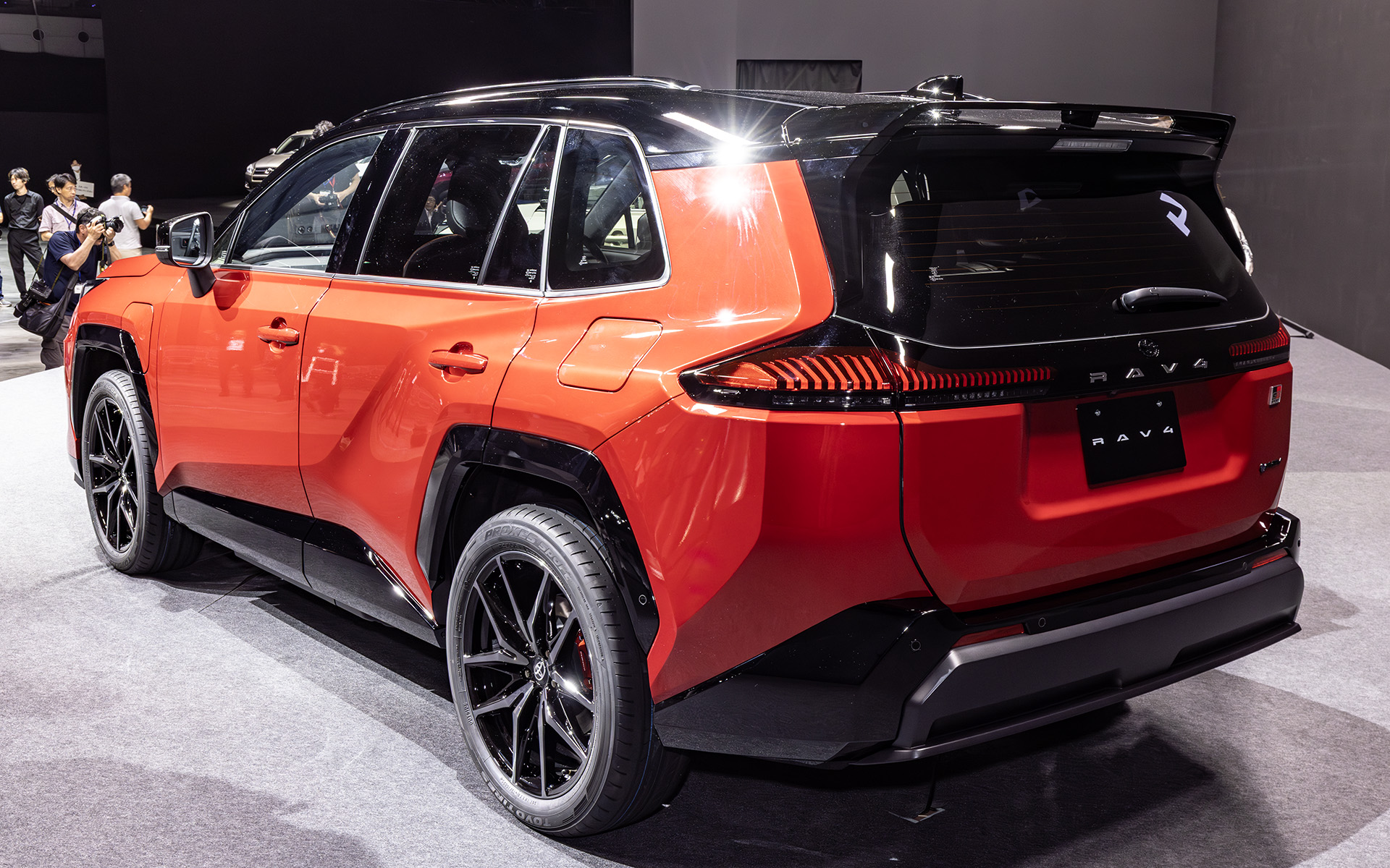 撮影車両はプロトタイプでPHEVモデル