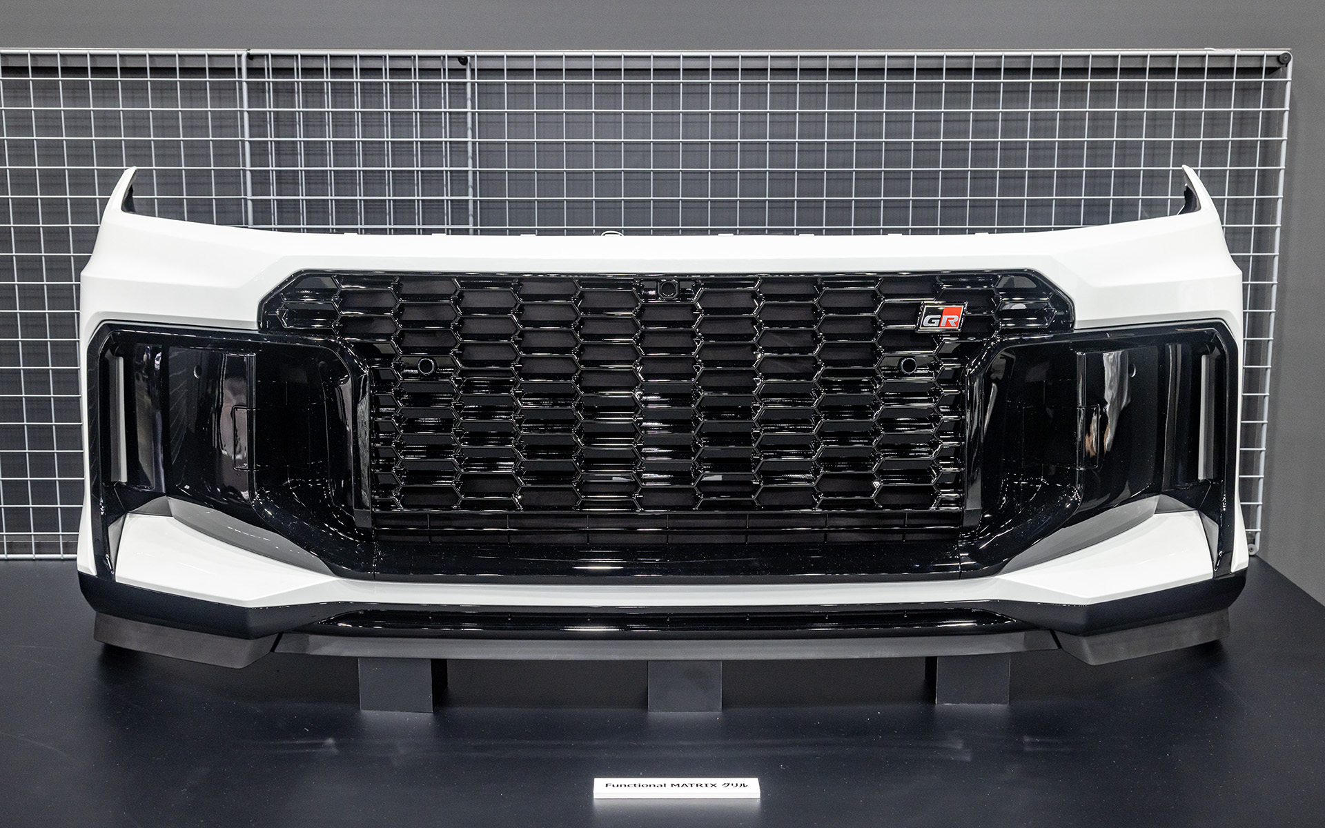 専用デザインのフロントバンパーはGRに共通の「G」をモチーフにした六角形のメッシュ形状「Functional MATRIX」グリルを採用