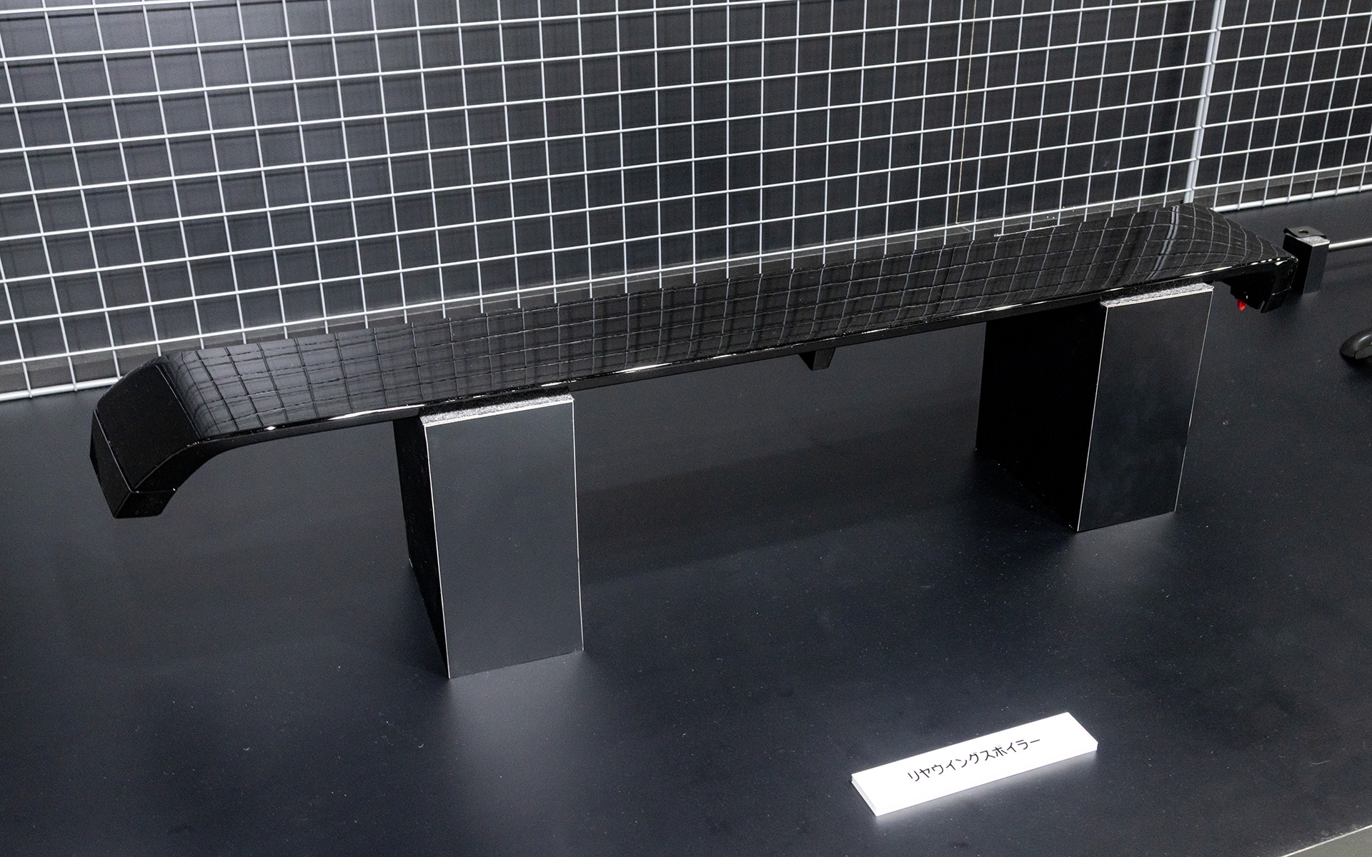 大型リアウイングスポイラーにより走行安定性を向上