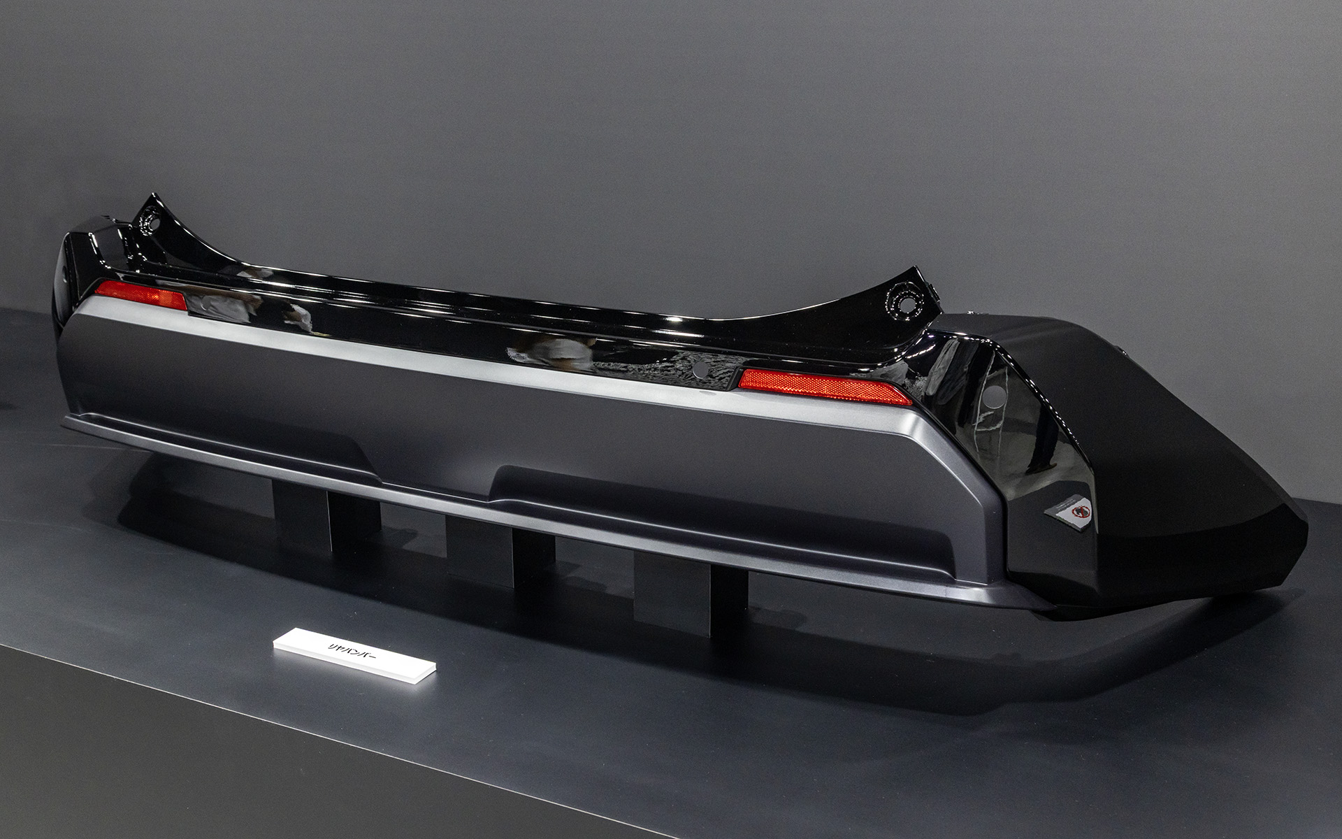 リアバンパーは下部がディフューザー形状