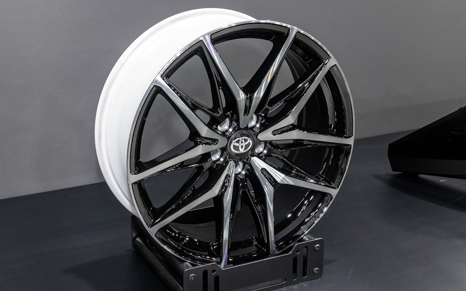 ホイールは鋳造ながら1本あたり2.2kg軽量化した専用形状