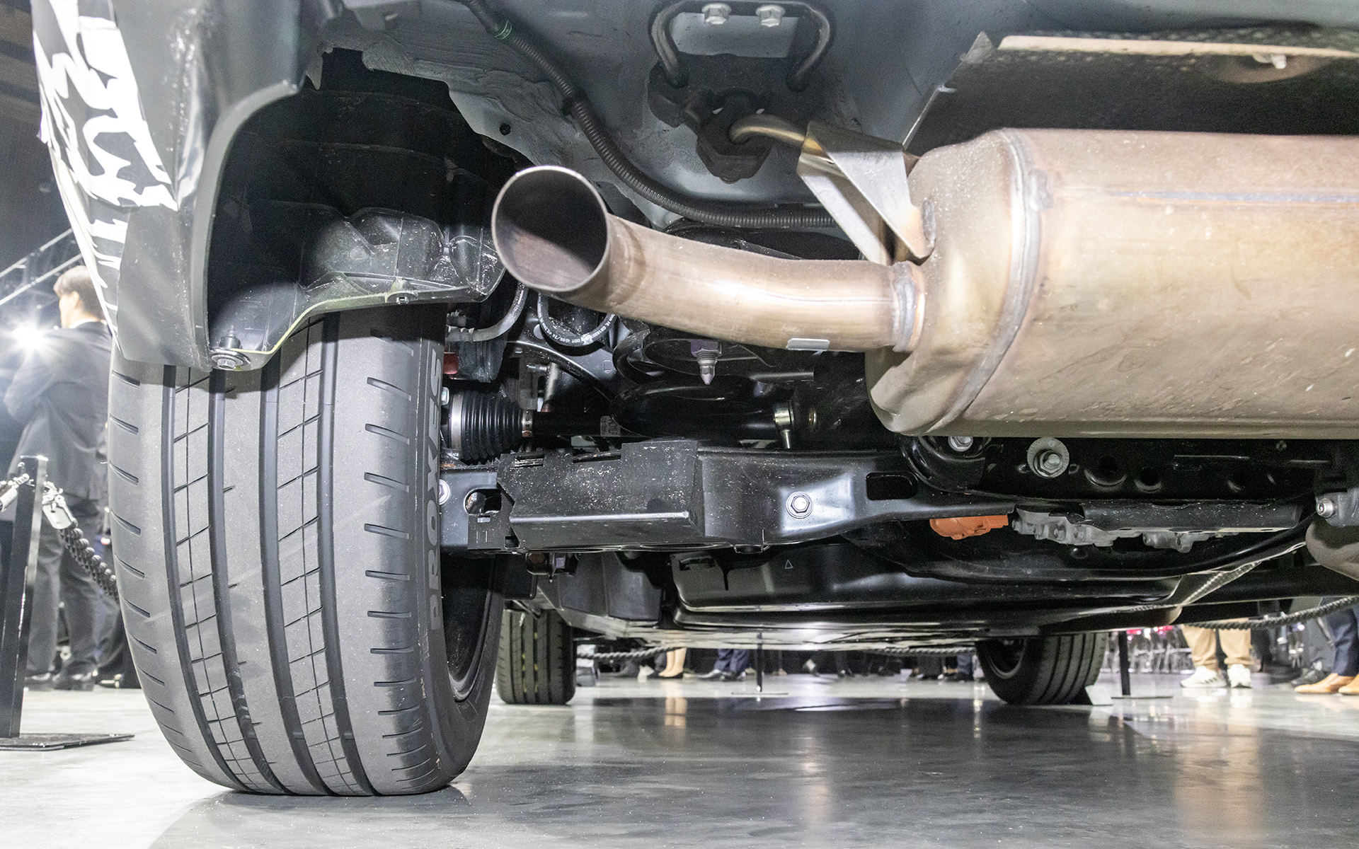 ロアアームに同カバーが装着されている