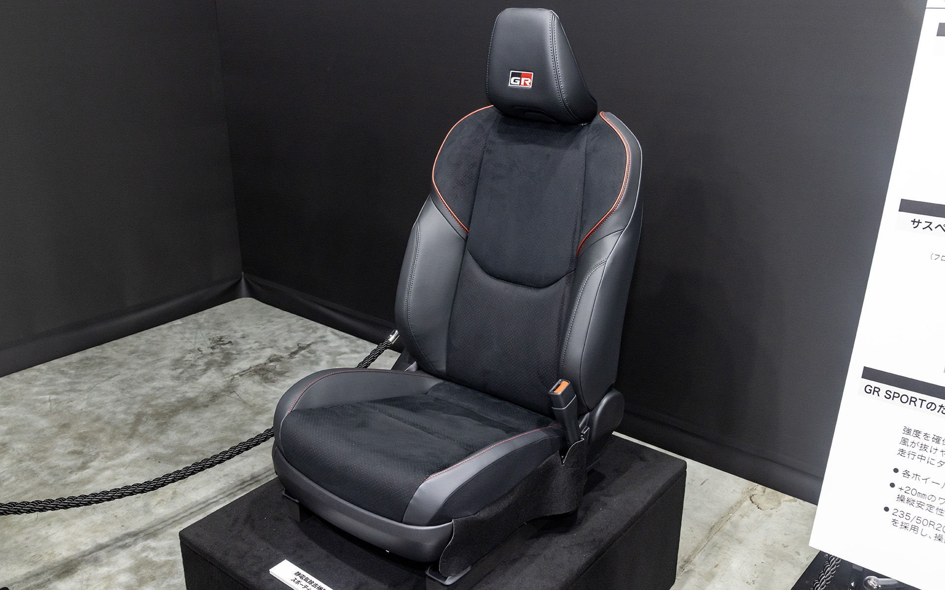 専用のスポーツシートは静電気除去機能付き