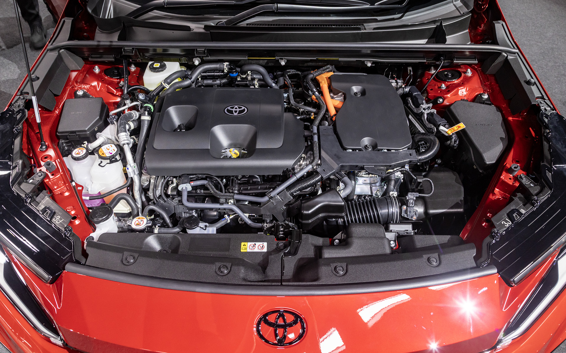 PHEV仕様のエンジンルーム