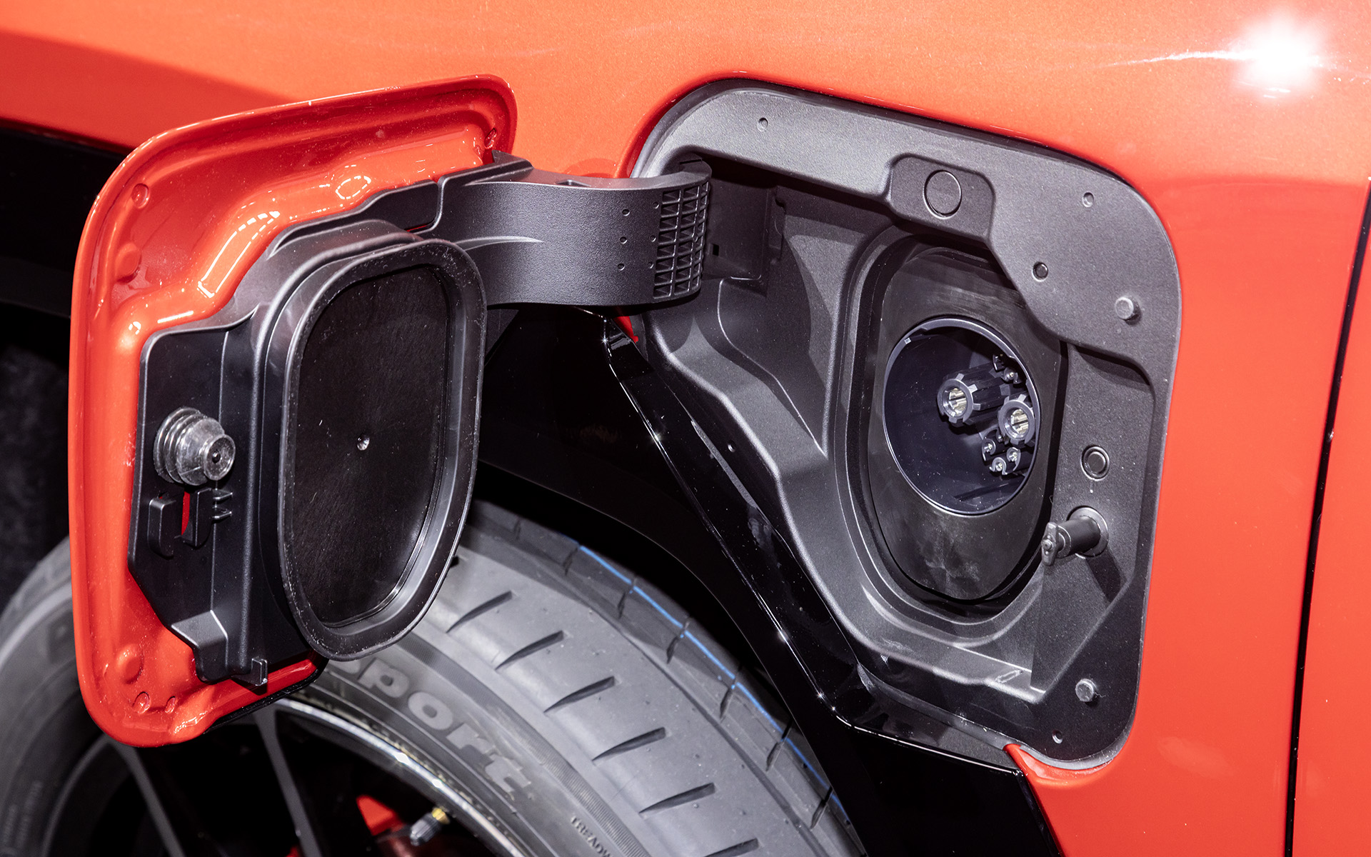 左サイドに急速充電用のCHAdeMO（チャデモ）コネクタ