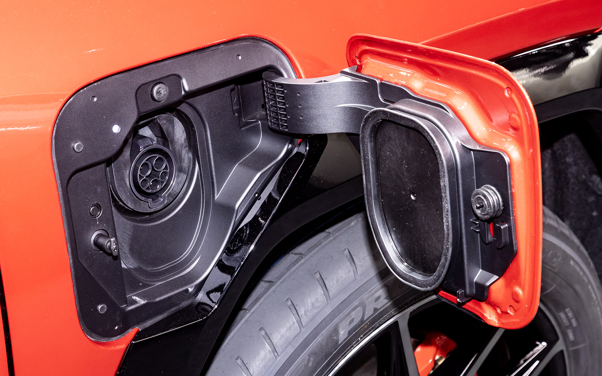 右サイドには普通充電用のコネクタがある