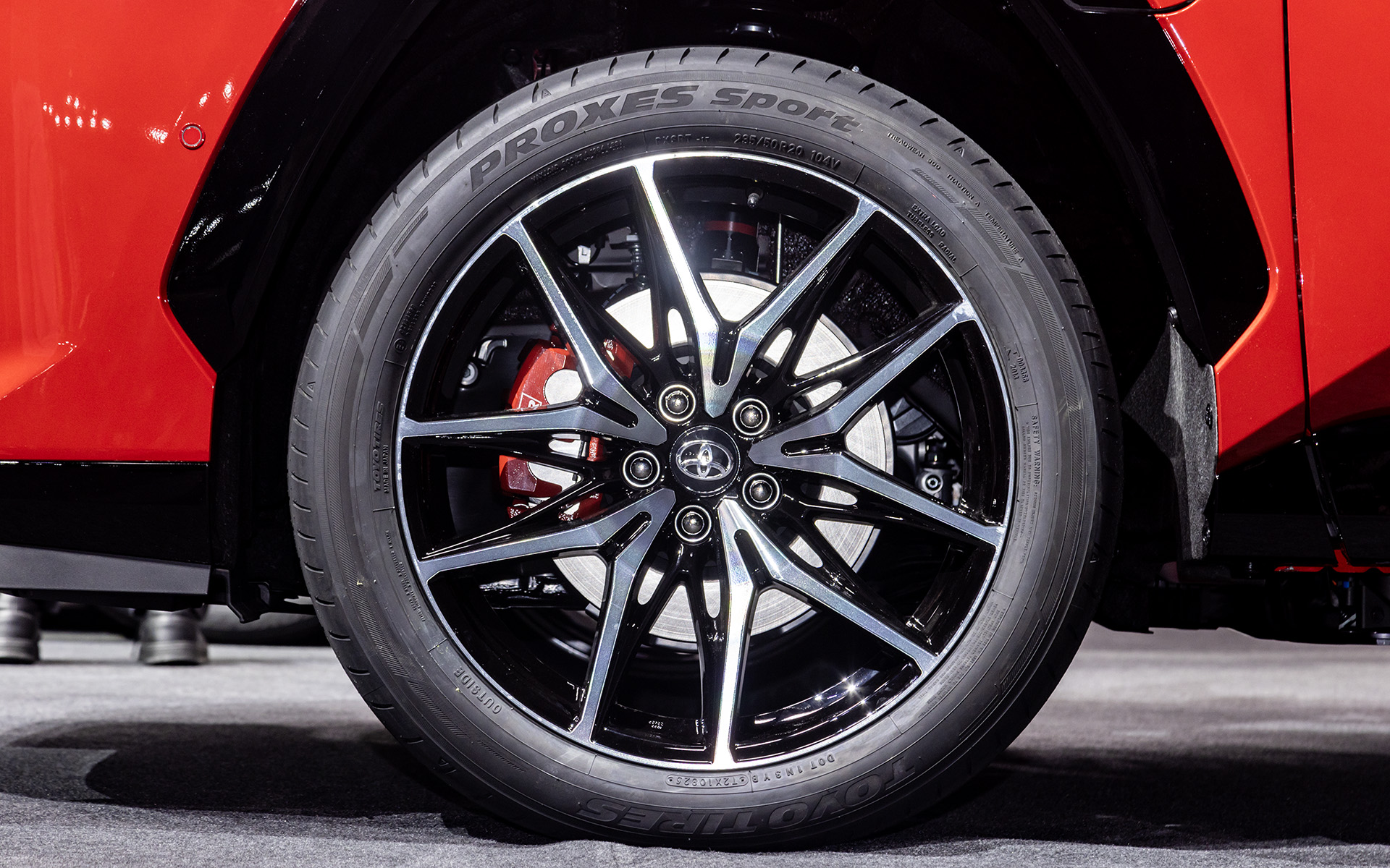 専用アルミホイールを装着。撮影車両のタイヤはブランド、サイズともRAV4 CORE同じ