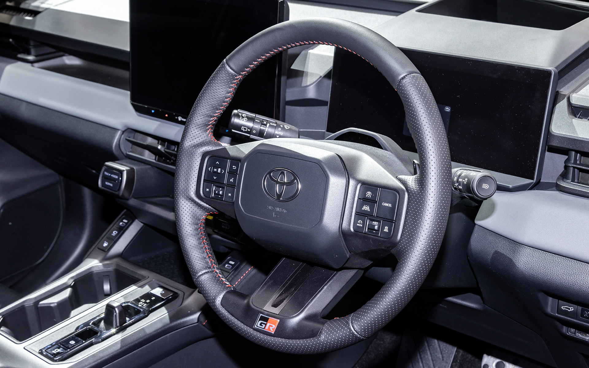ステアリングはレッドステッチを採用した専用アイテム