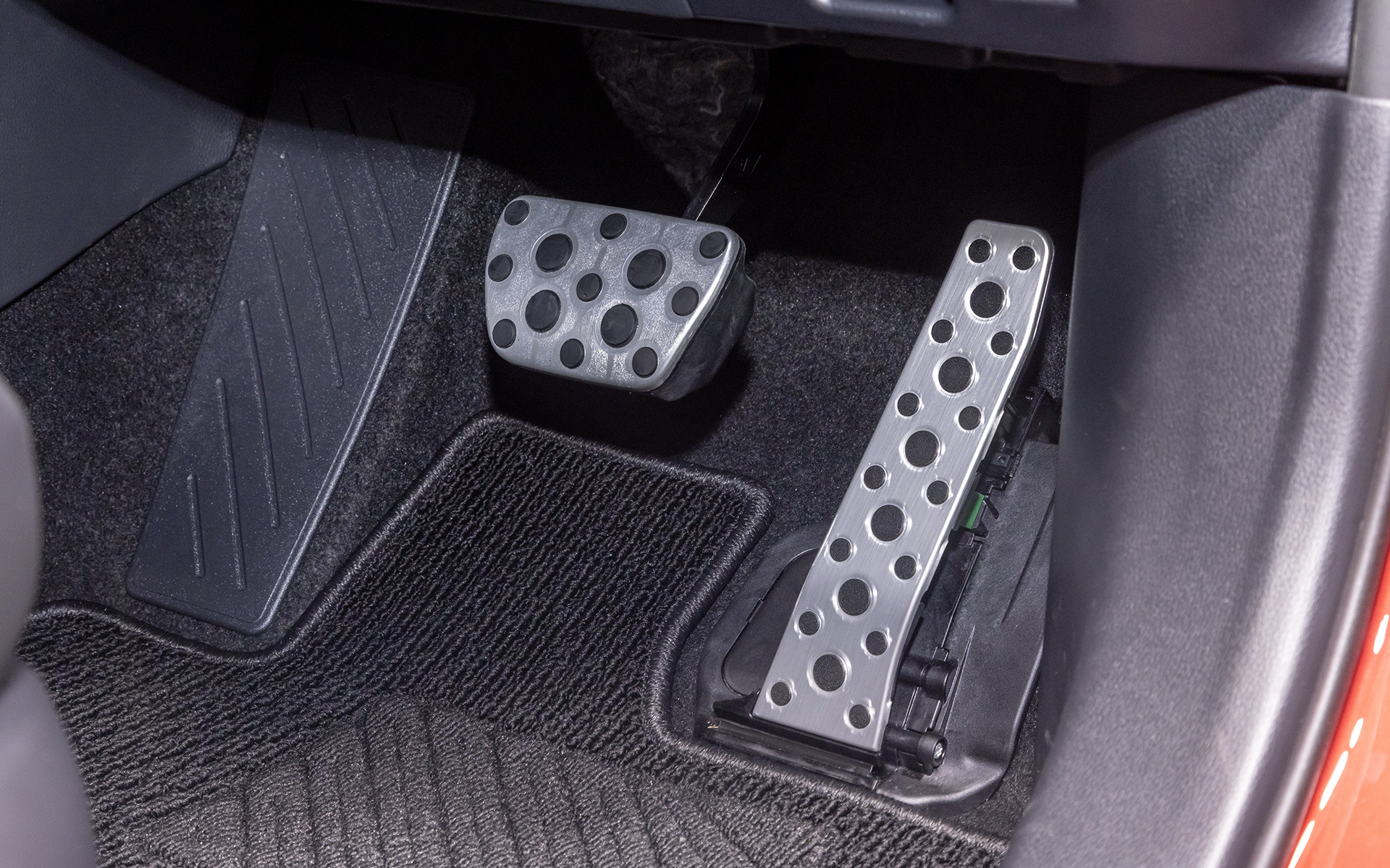 ペダルはアルミタイプ