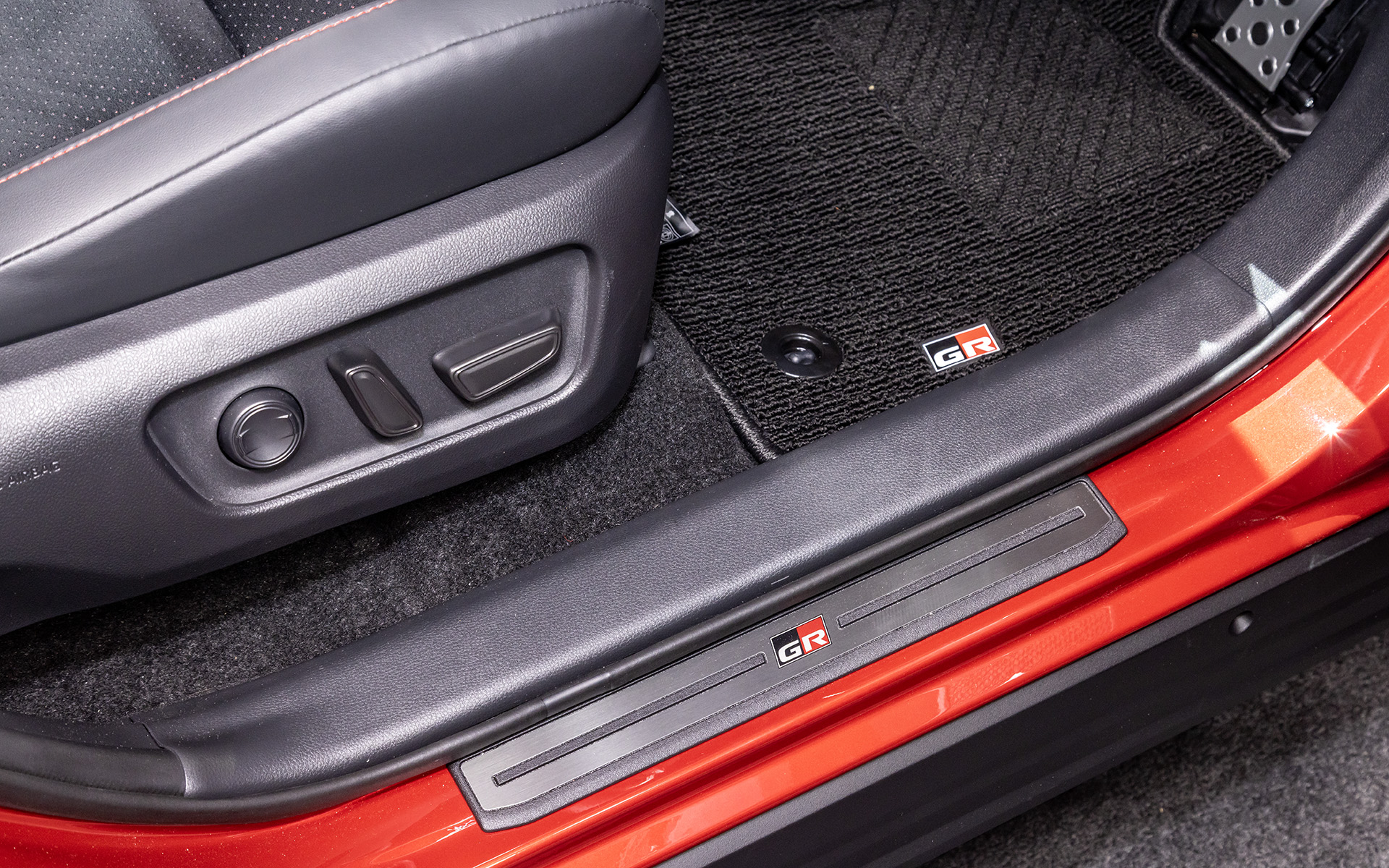 標準装備またはオプションで専用タイプのスカッフプレートやフロアマットが用意されるようだ