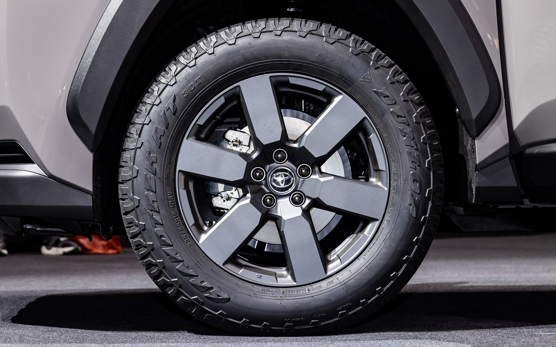 タイヤはダンロップの「グラントレック」を装着。サイズは235/65R18