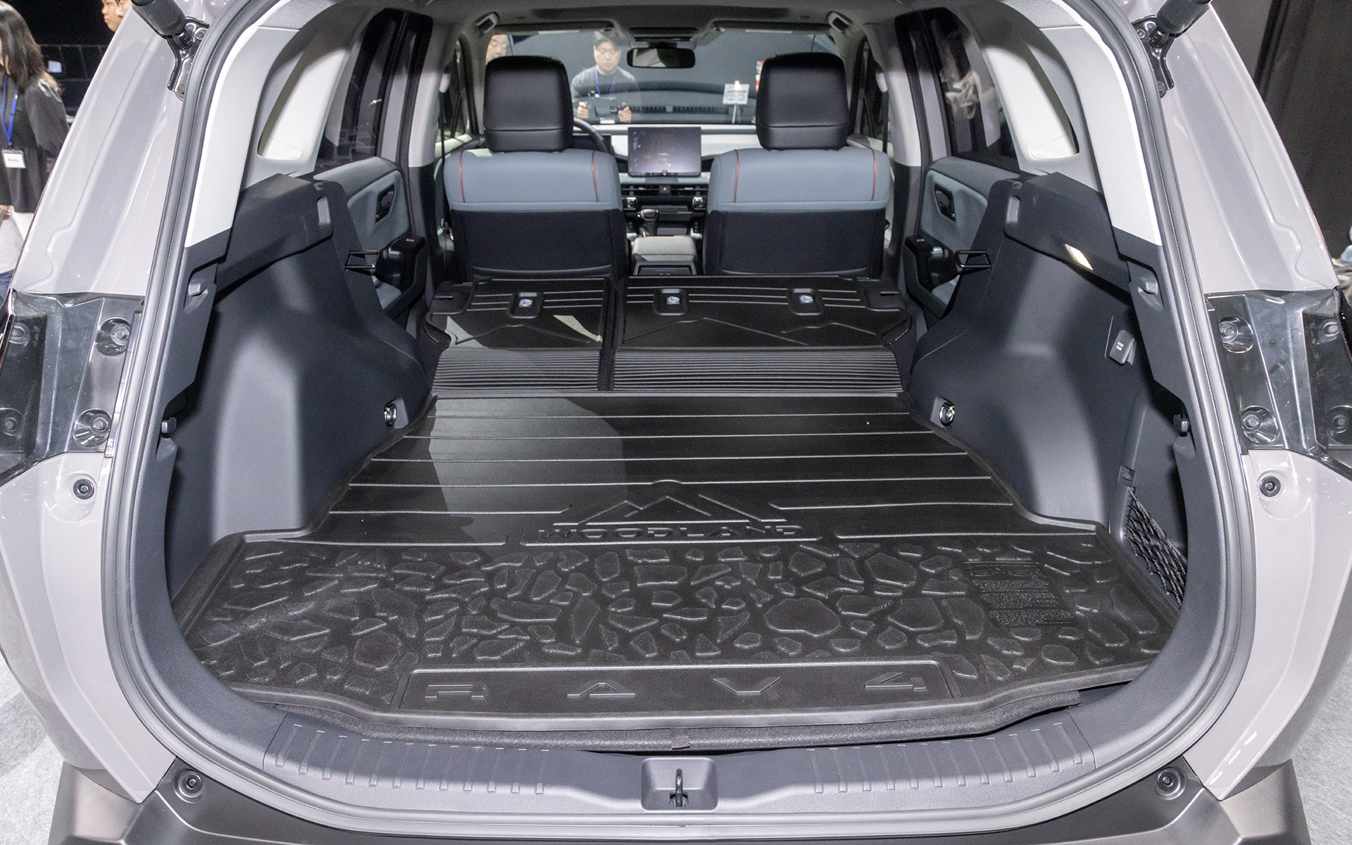 後席を倒した状態のラゲッジスペース