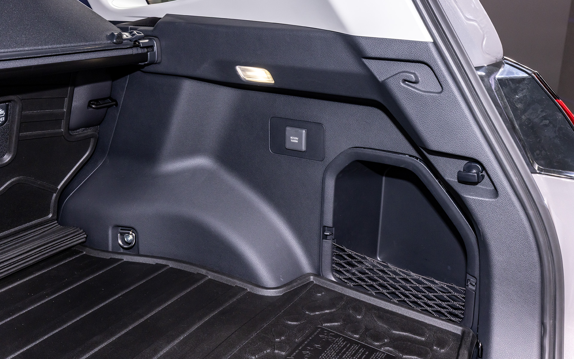 ラゲッジスペースにもAC100V電源を用意