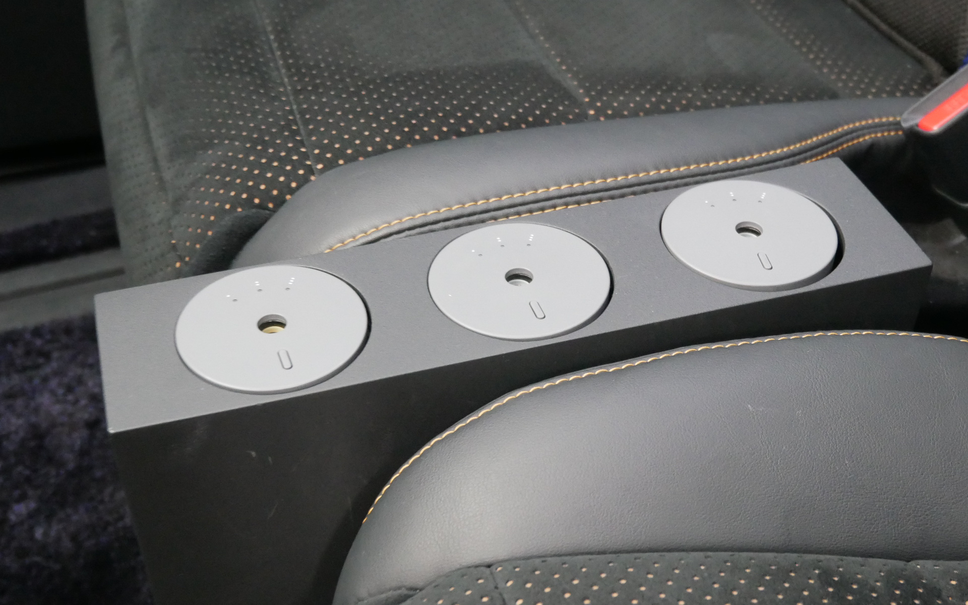 シートの間にアロマディフューザーを設置している