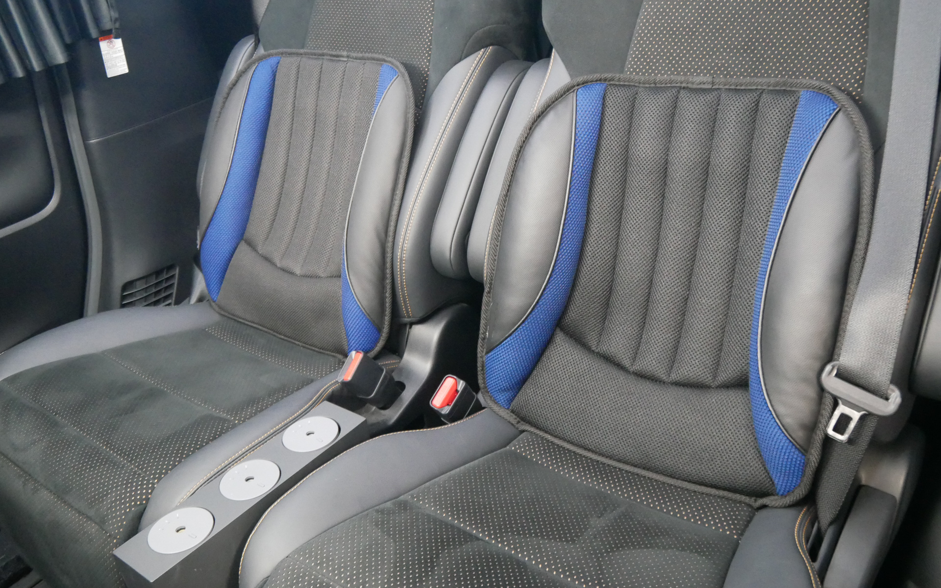 背中部分には振動用アクチュエータが組み込まれ、音にあわせて振動する