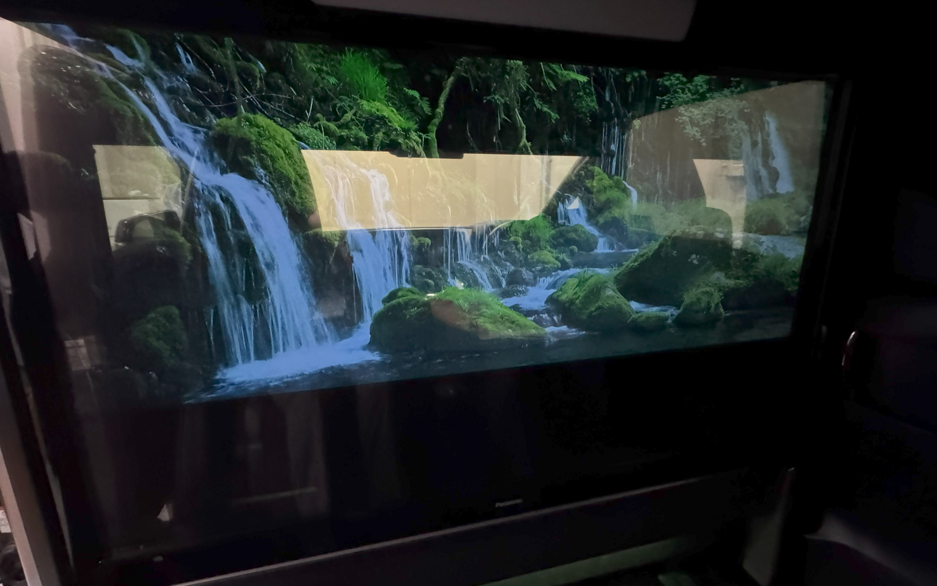 車内に55型の透過型ディスプレイを設置。運転席がうっすら見えており、透過型ディスプレイであることが分かる