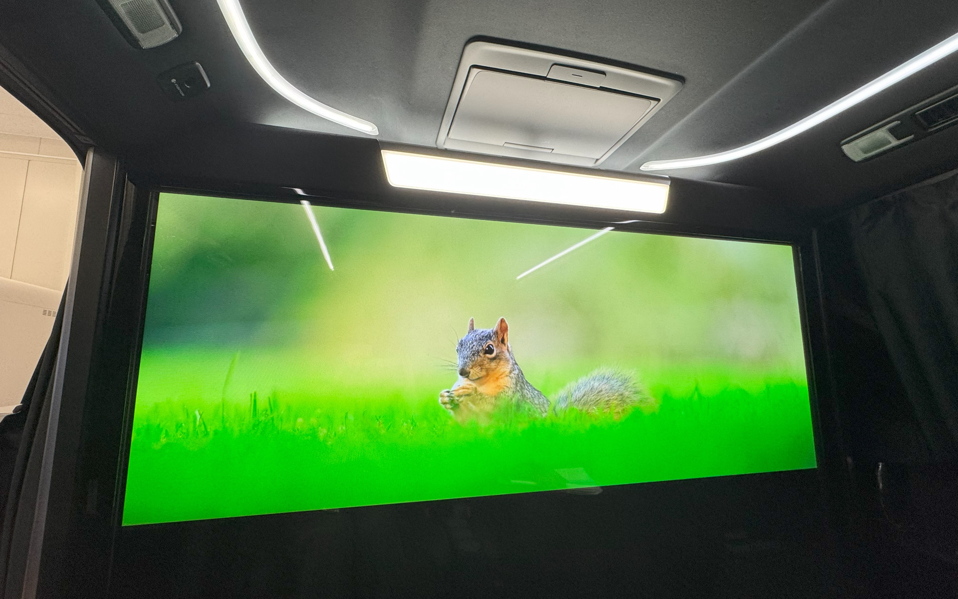 「アウェイク」フェーズに入ったところ、照明がつき、徐々に明るい映像が流れ、電動遮光カーテンも開き始める