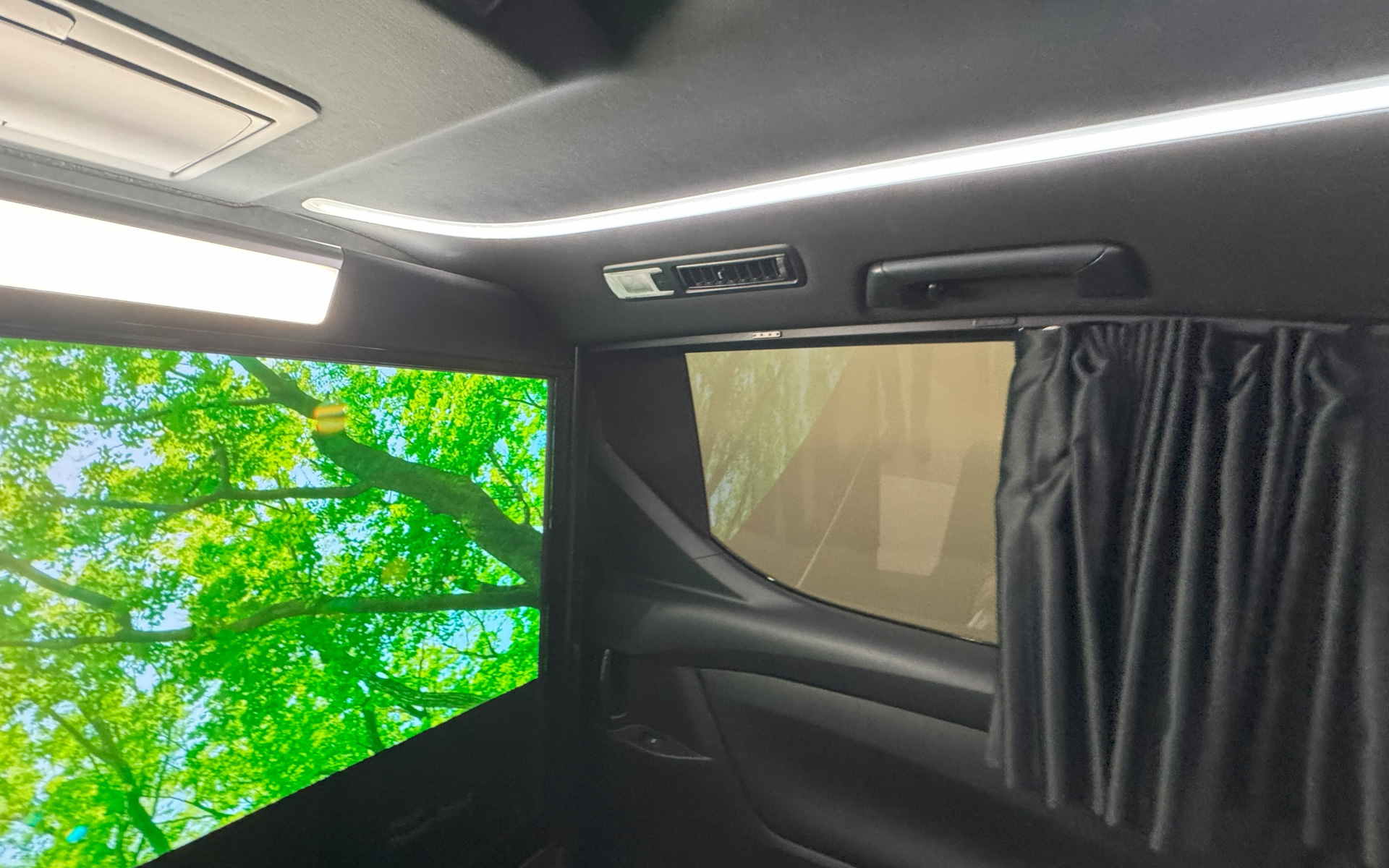 「アウェイク」フェーズに入ったところ、照明がつき、徐々に明るい映像が流れ、電動遮光カーテンも開き始める