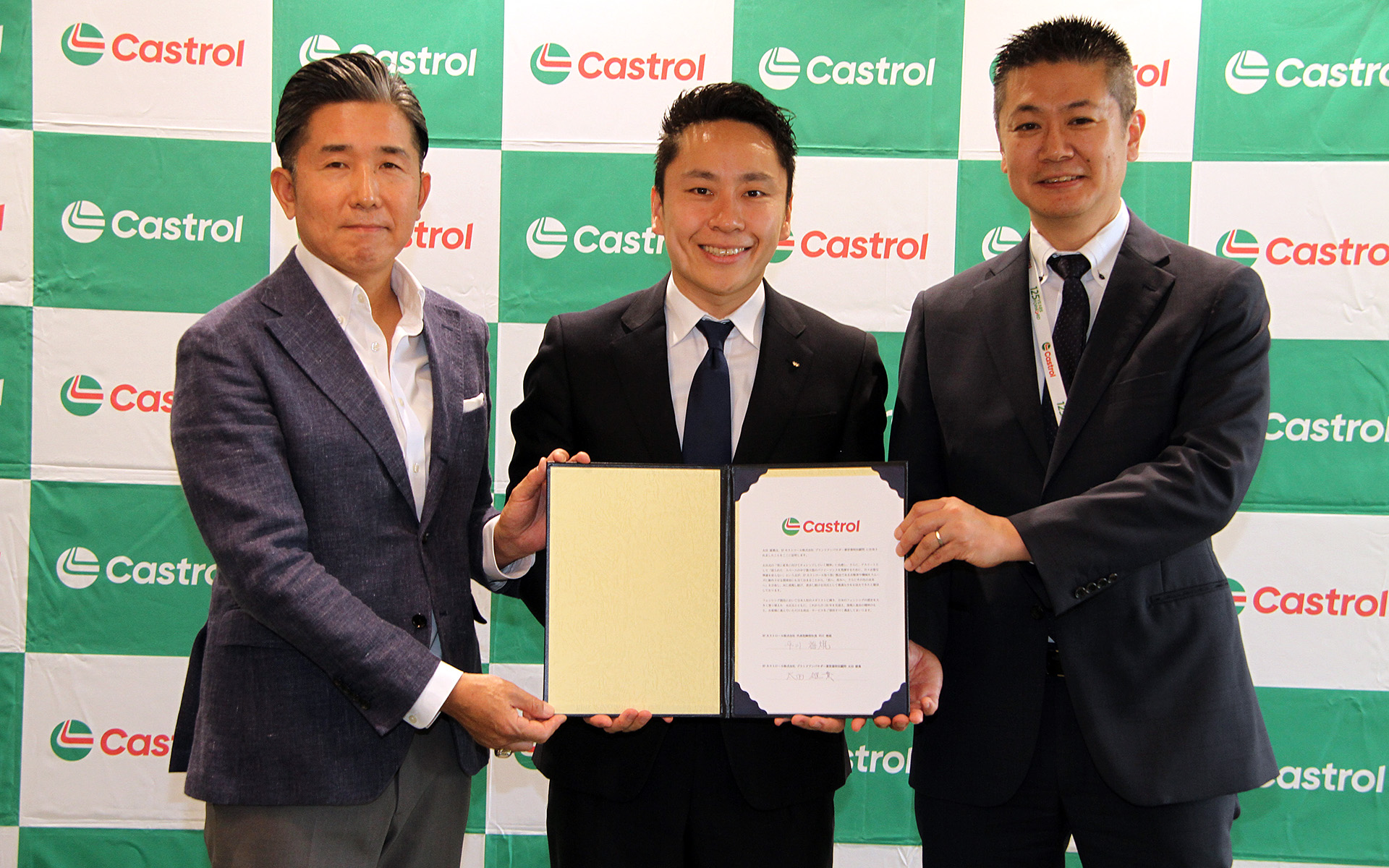 契約調印式の出席者。左からBPカストロール株式会社 取締役副社長 営業本部長 兼 事業開発本部長の阿部宏憲氏、代表取締役社長の平川雅規氏、元フェンシング日本代表の太田雄貴氏