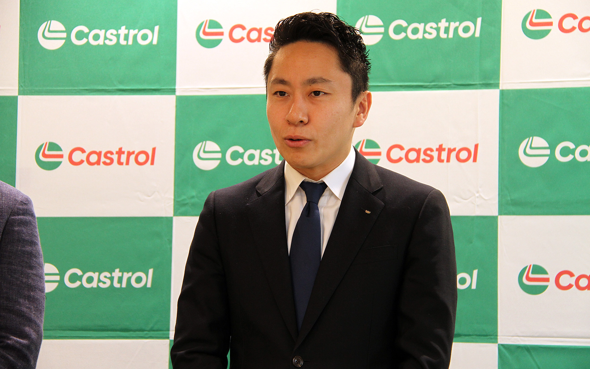 元フェンシング日本代表の太田雄貴氏。2024年のアンバサダー活動を振り返って「フェンシングはよくフィッシングと間違われて説明から大変だったんですけども、カストロールは皆さん知ってくれているので、知っているものを紹介するのはやりやすいですね」と来場者の笑いを誘った