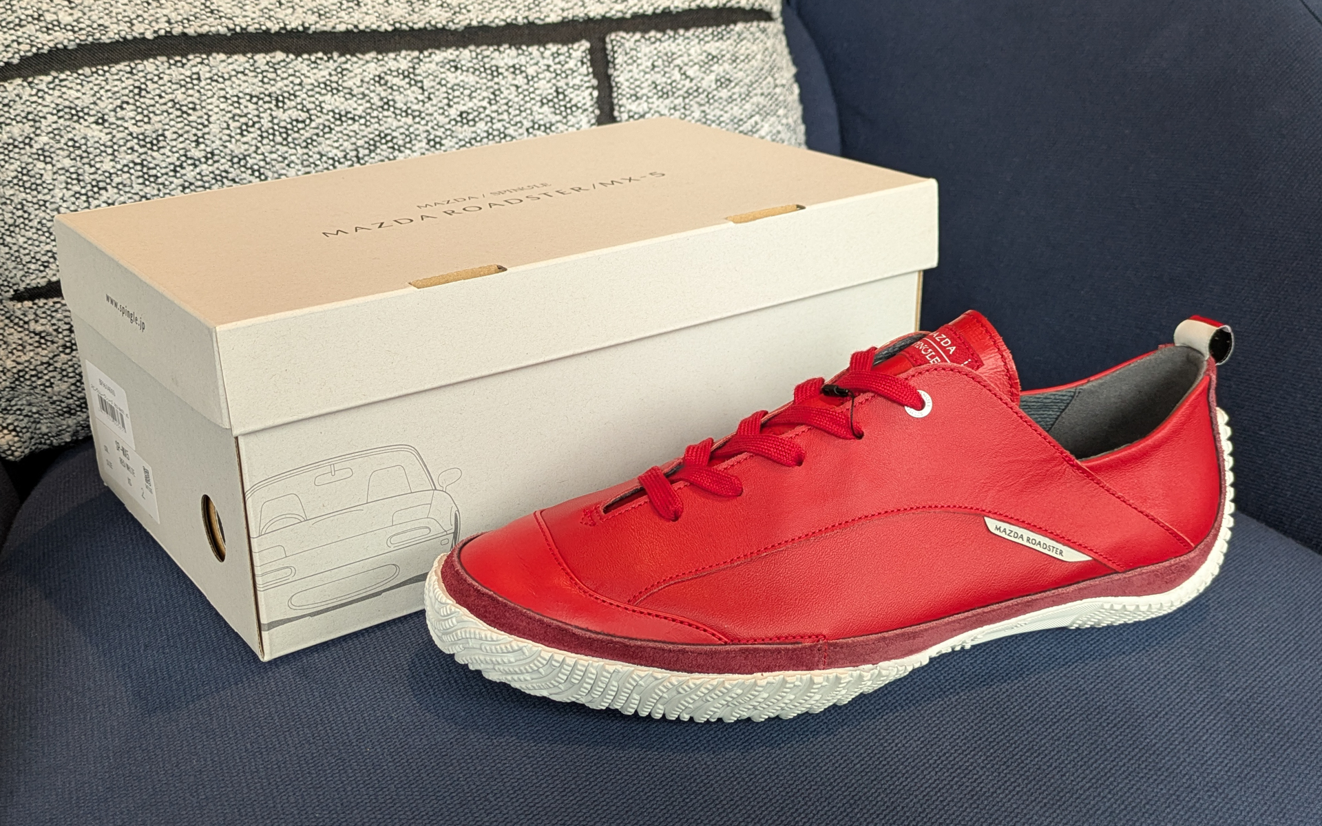 鮮やかな赤色はNA型ロードスターの「クラシックレッド」がモチーフ