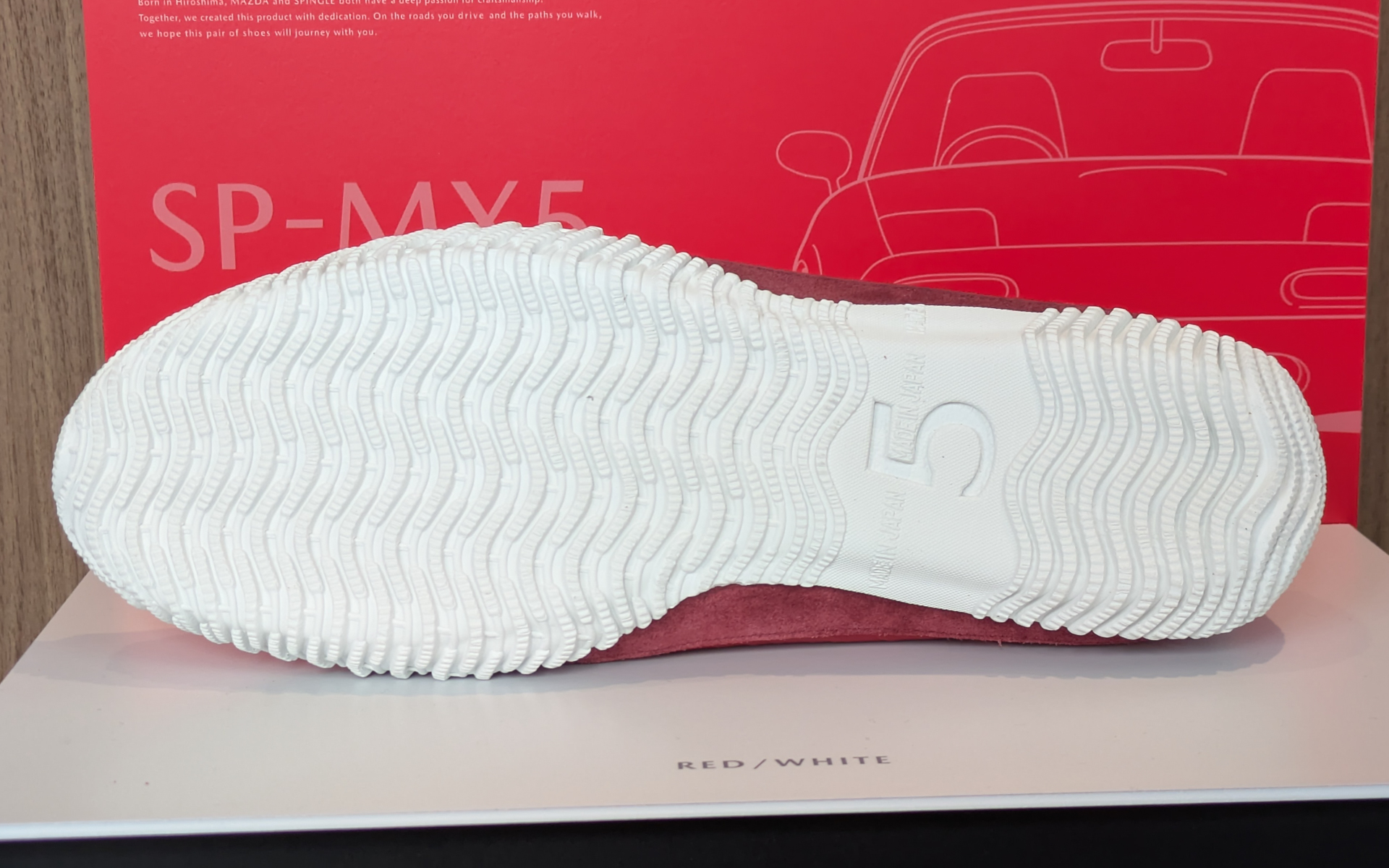 ロードスターのアイコニックな番号「5」が型向かれたソールは、修理も可能となっているので長く履き続けられる