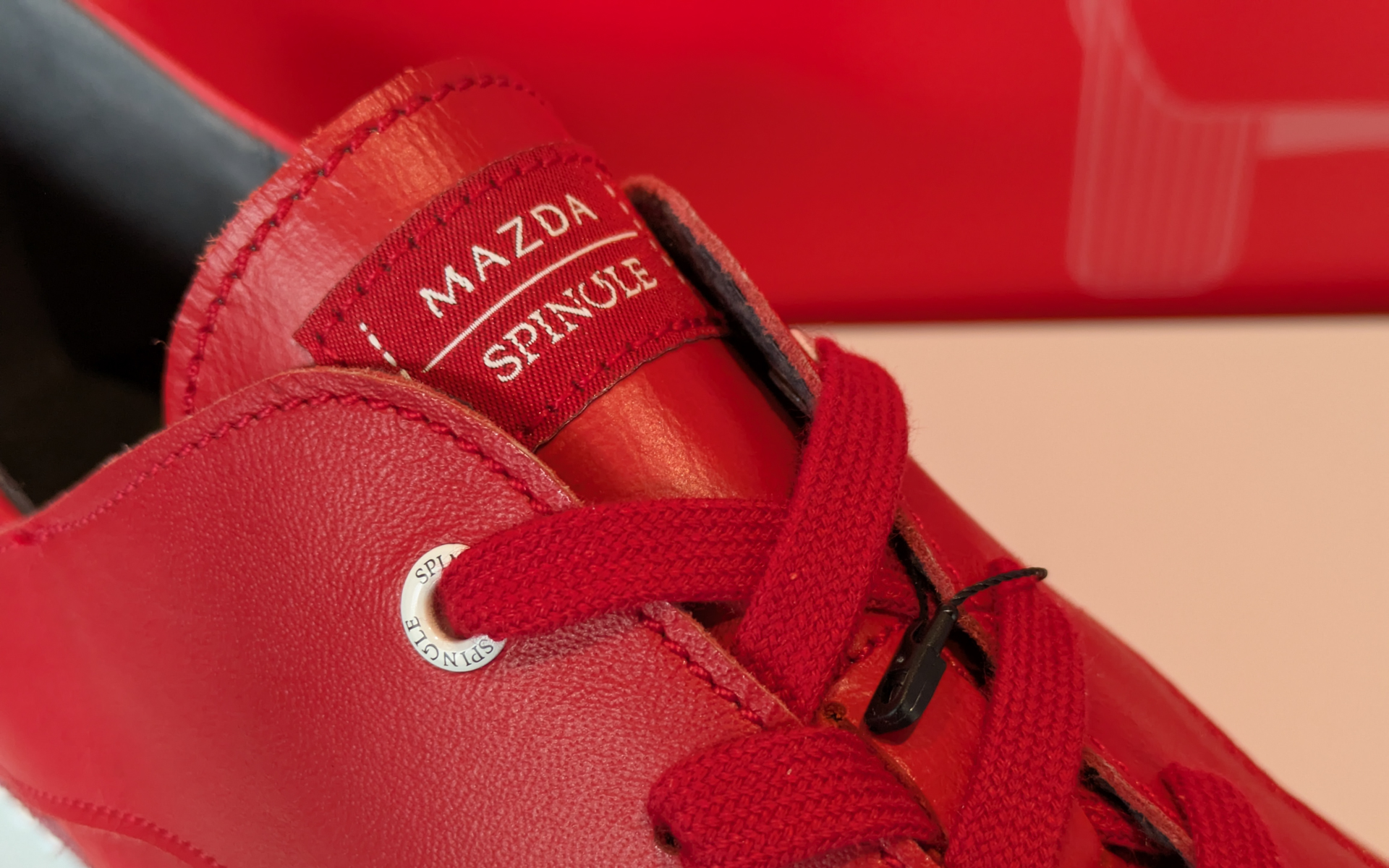 タンにはコラボの証「MAZDA」と「SPINGLE」が並ぶ