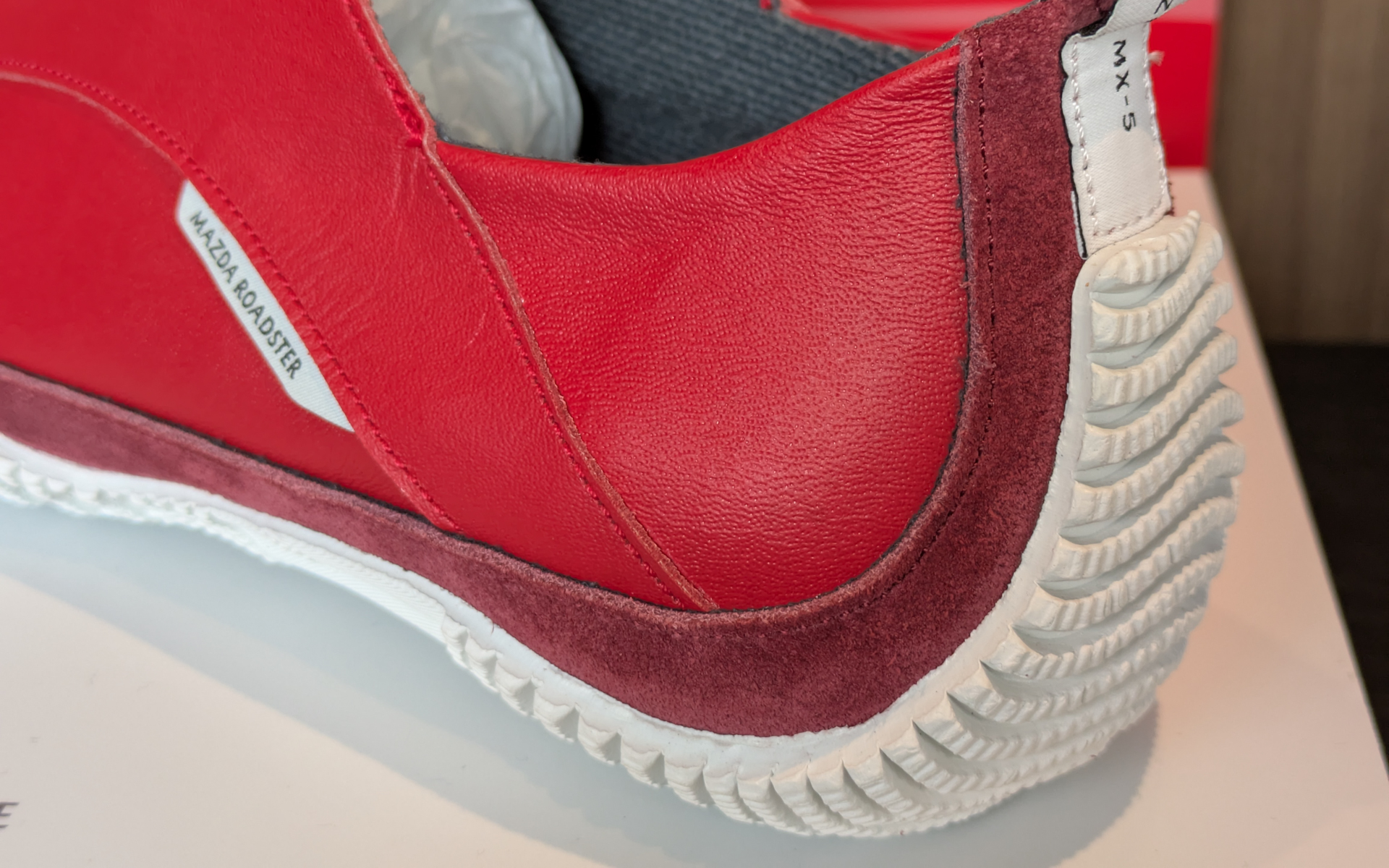 ドライビングをサポートしてくれる特徴的なかかとの巻き上げ部分