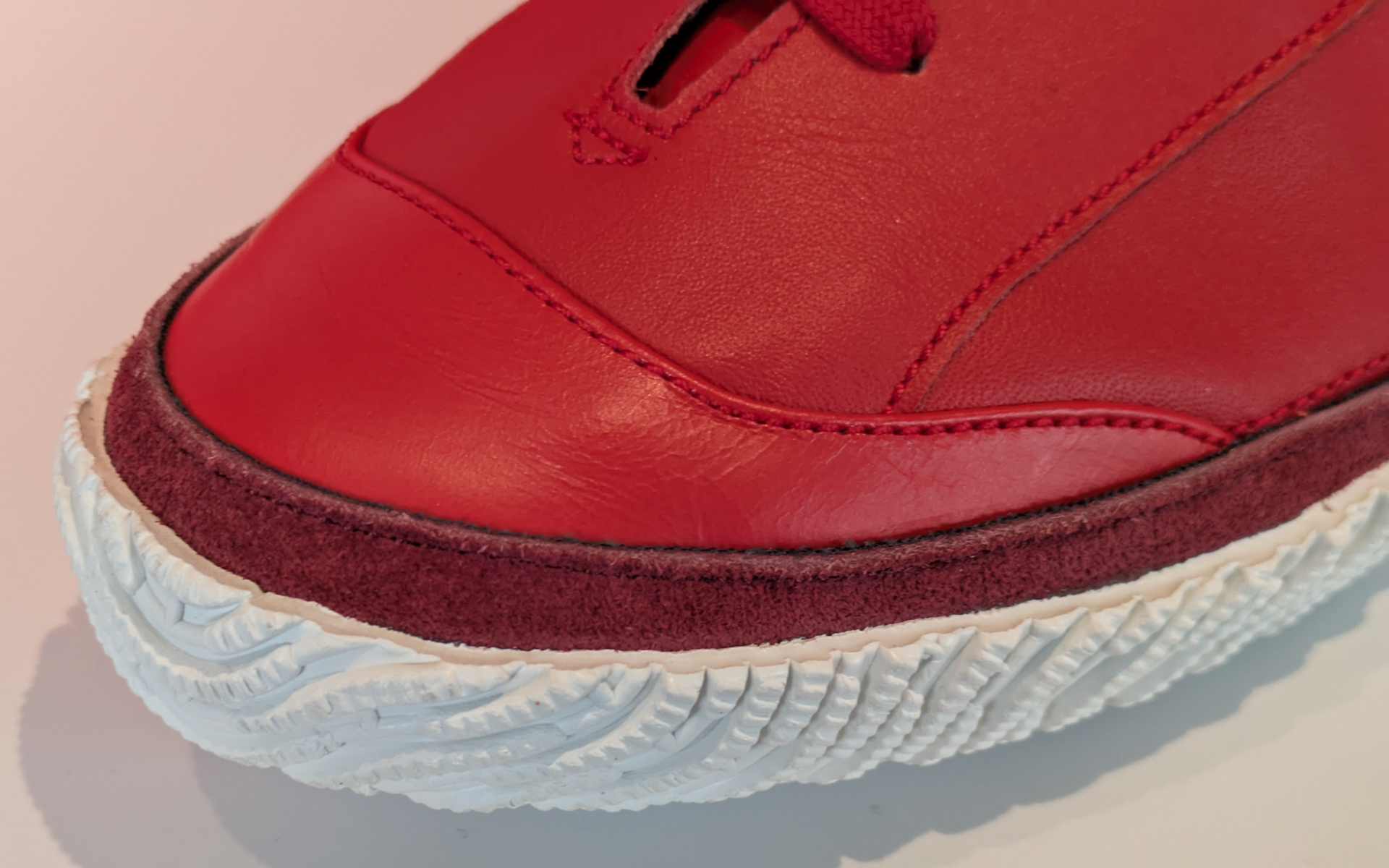 つま先は牛革で強度をアップ