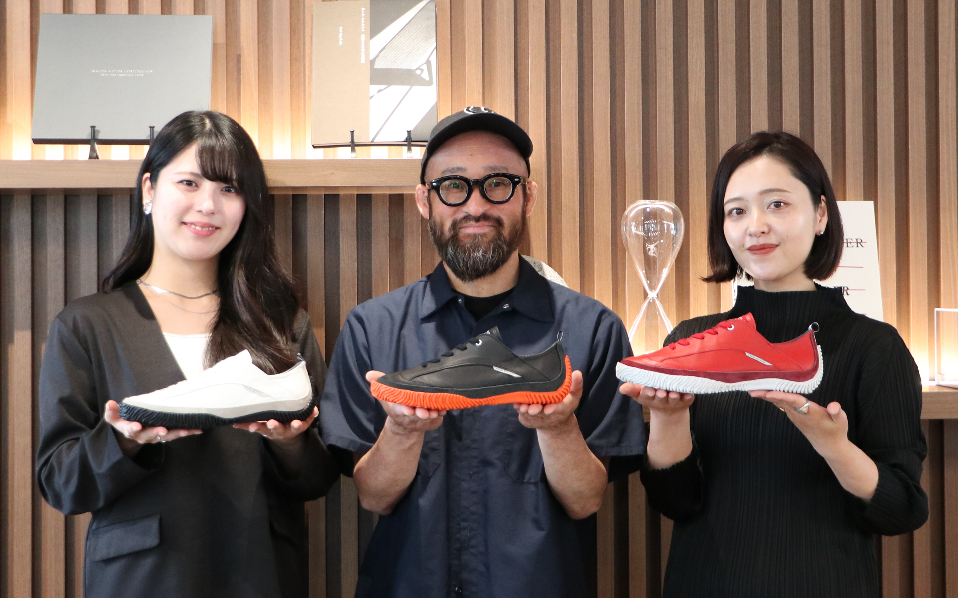 左から、レザースニーカー「SP-MX5」の開発に携わったマツダ株式会社 デザイン本部 ブランドスタイル統括部 デザイナー 菊地有美子氏、株式会社スピングルカンパニー FW事業本部 商品企画部 小畑健氏、マツダ株式会社 デザイン本部 ブランドスタイル統括部 デザイナー 寺島佑紀氏