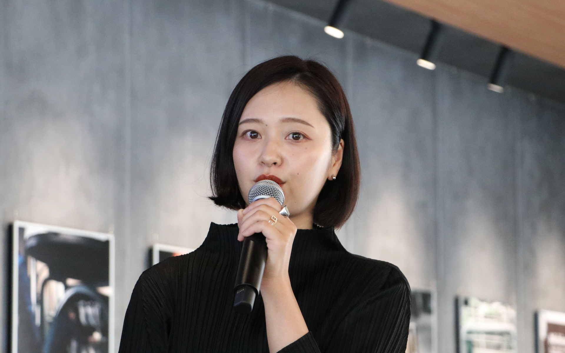 マツダ株式会社 デザイン本部 ブランドスタイル統括部 デザイナー 寺島佑紀氏。色（Color）・素材（Material）・仕上げ（Finish）をつかさどるCMFデザイナーとして「MAZDA3 Fastback」「CX-30」などに携わった。ボディカラー「ポリメタルグレーメタリック」と内装色「バーガンディー」「ネイビーブルー/グレージュ」は、オートカラーアウォード2019でグランプリを受賞している。現在は東京オフィスにてマーチャンダイズ商品のデザインを担当している